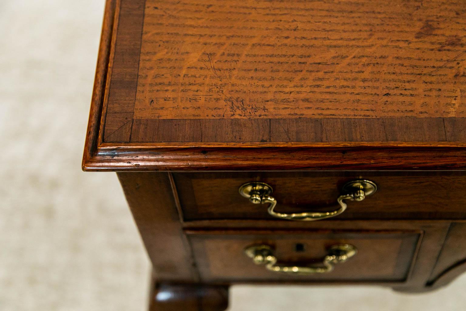 Milieu du XVIIIe siècle table Commode basse anglaise Queen Anne en vente