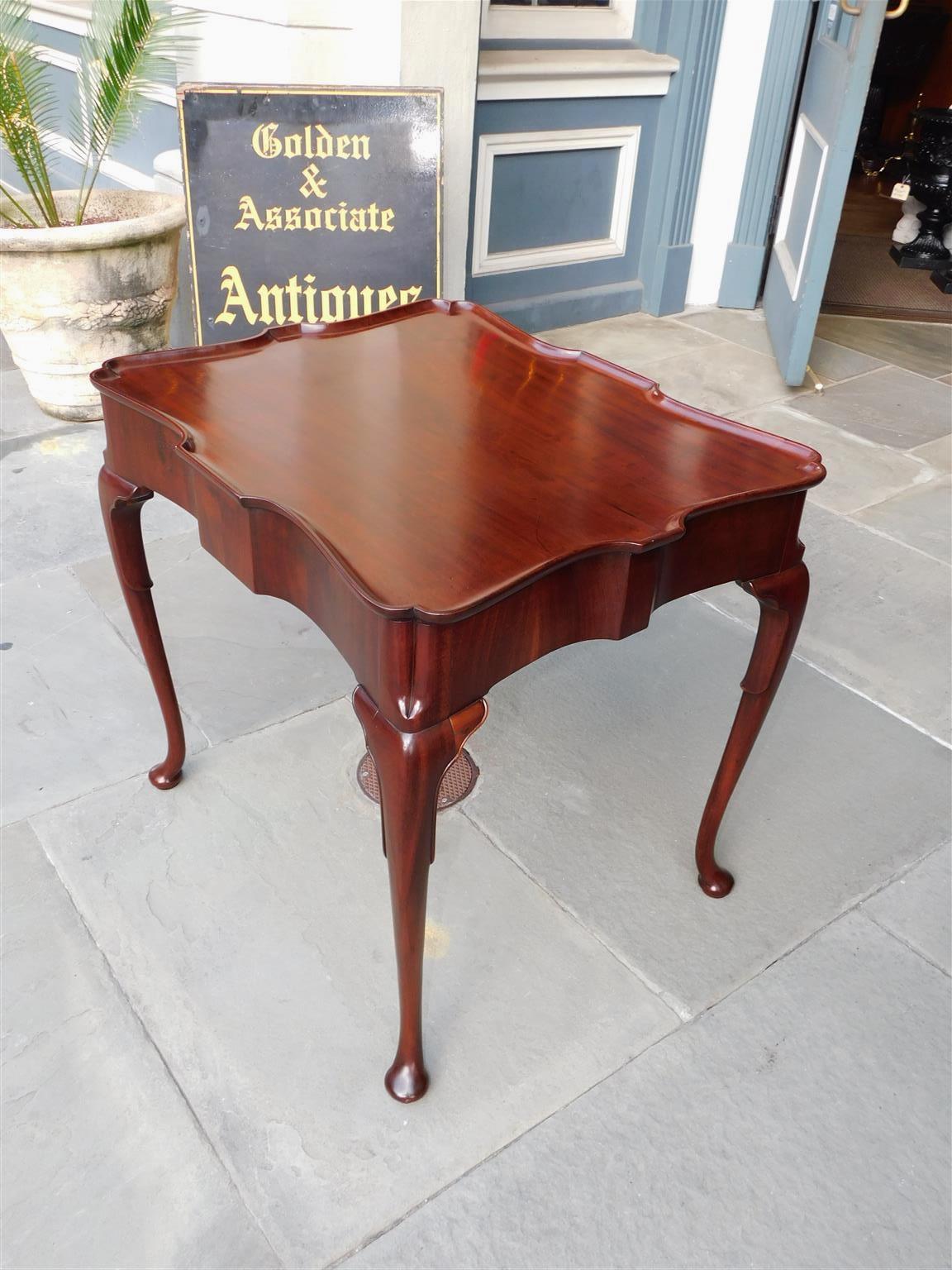 Table à thé à un tiroir en acajou serpentin de style Queen Anne anglais Orig. Lampes en laiton C 1740 en vente 12