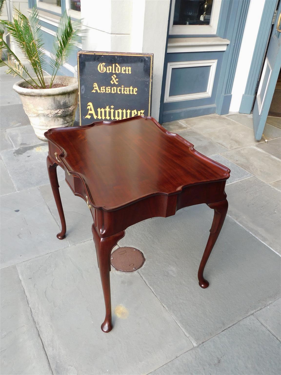 English Queen Anne Mahogany Serpentine One Drawer Tea Table Orig. Brasses C 1740 In Excellent Condition For Sale In Hollywood, SC