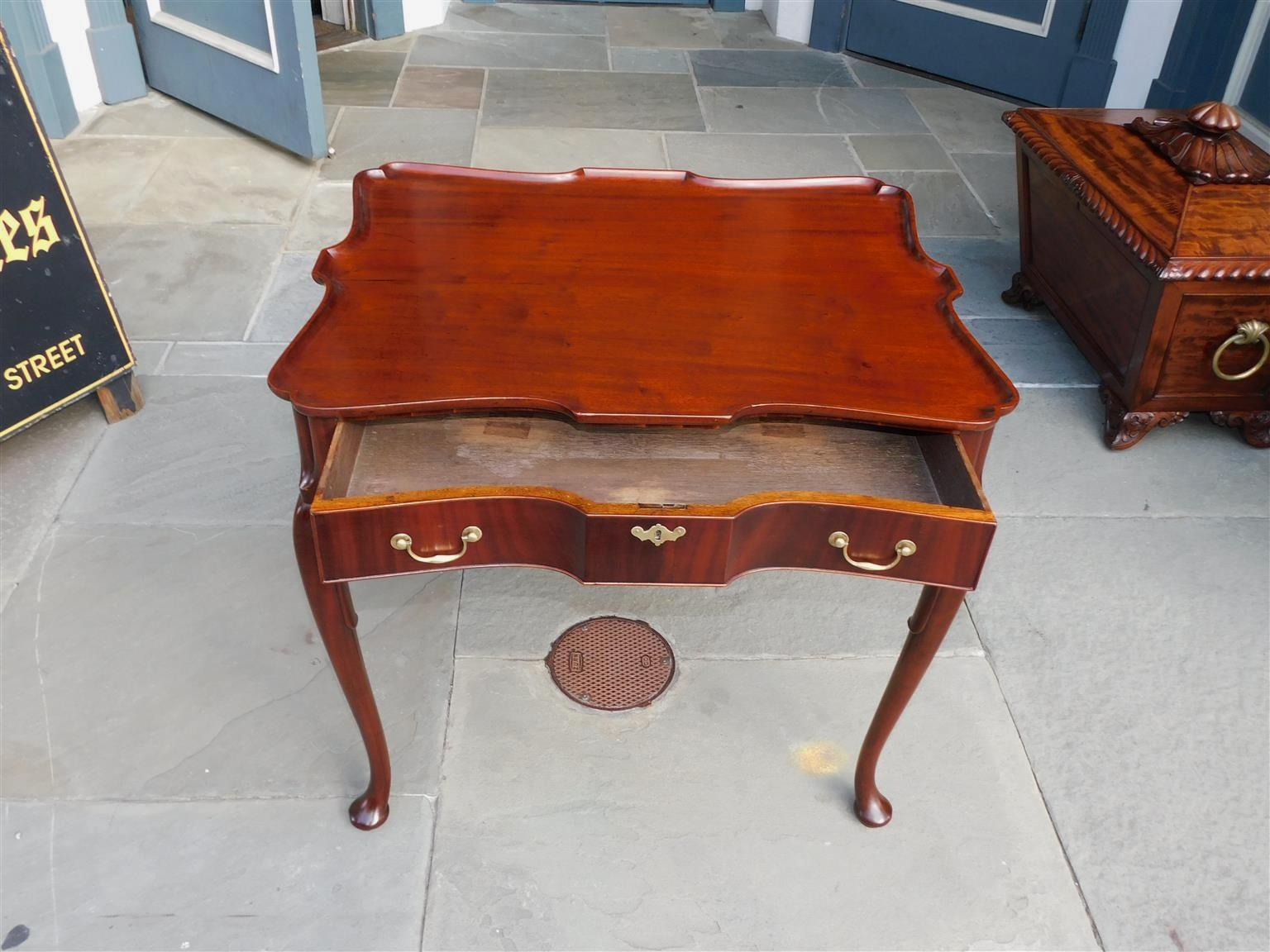 Milieu du XVIIIe siècle Table à thé à un tiroir en acajou serpentin de style Queen Anne anglais Orig. Lampes en laiton C 1740 en vente