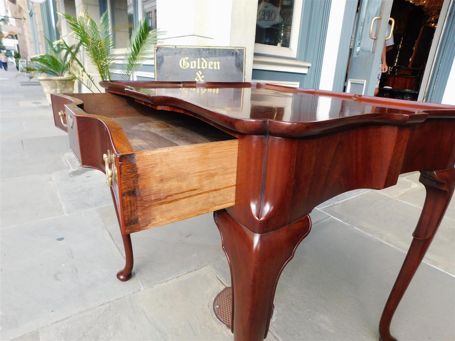 Table à thé à un tiroir en acajou serpentin de style Queen Anne anglais Orig. Lampes en laiton C 1740 en vente 1