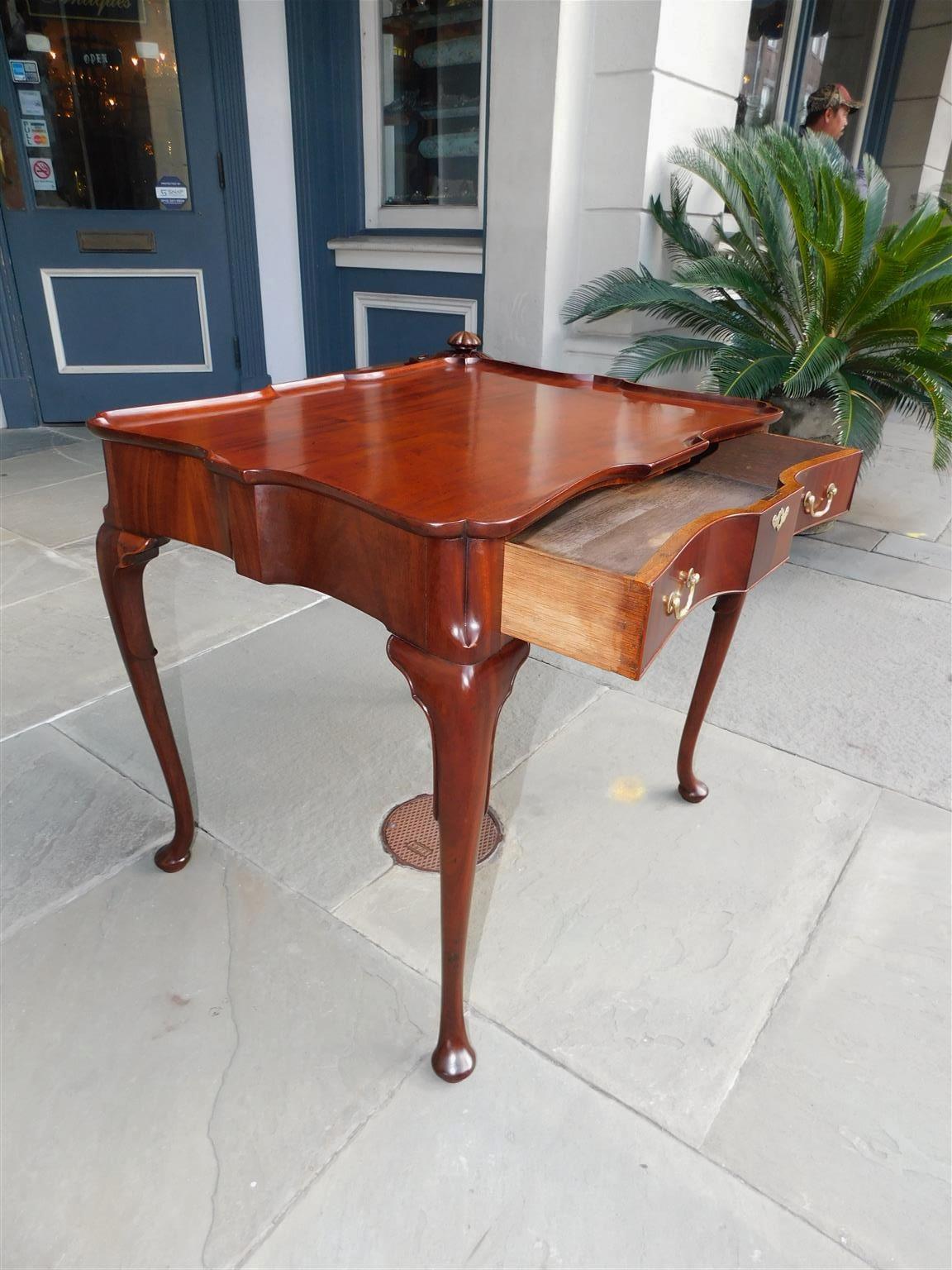 Table à thé à un tiroir en acajou serpentin de style Queen Anne anglais Orig. Lampes en laiton C 1740 en vente 2