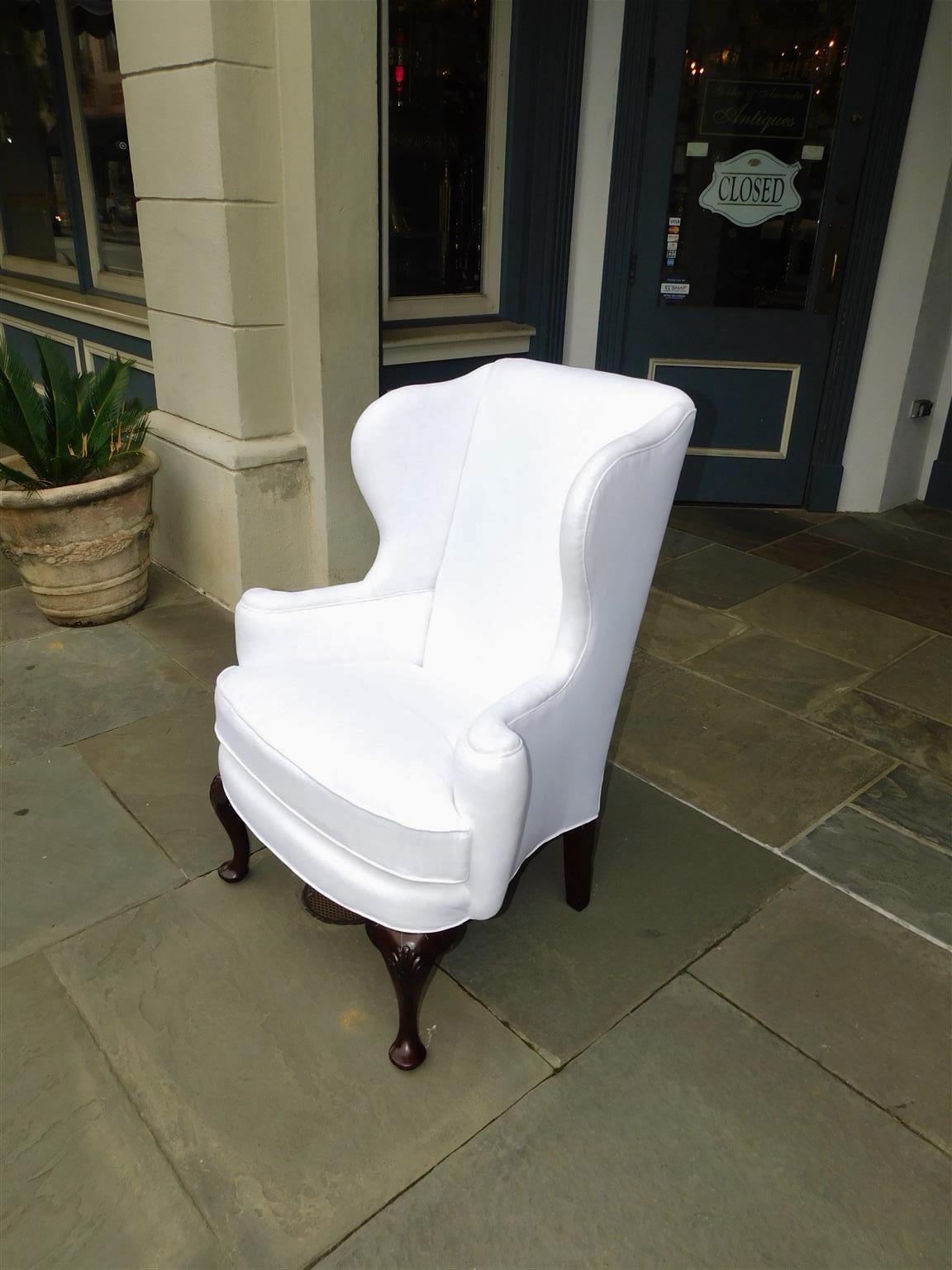 English Queen Anne Mahogany Wing Back Chair with Shell Knee on Pad Feet, C. 1740 In Excellent Condition For Sale In Hollywood, SC