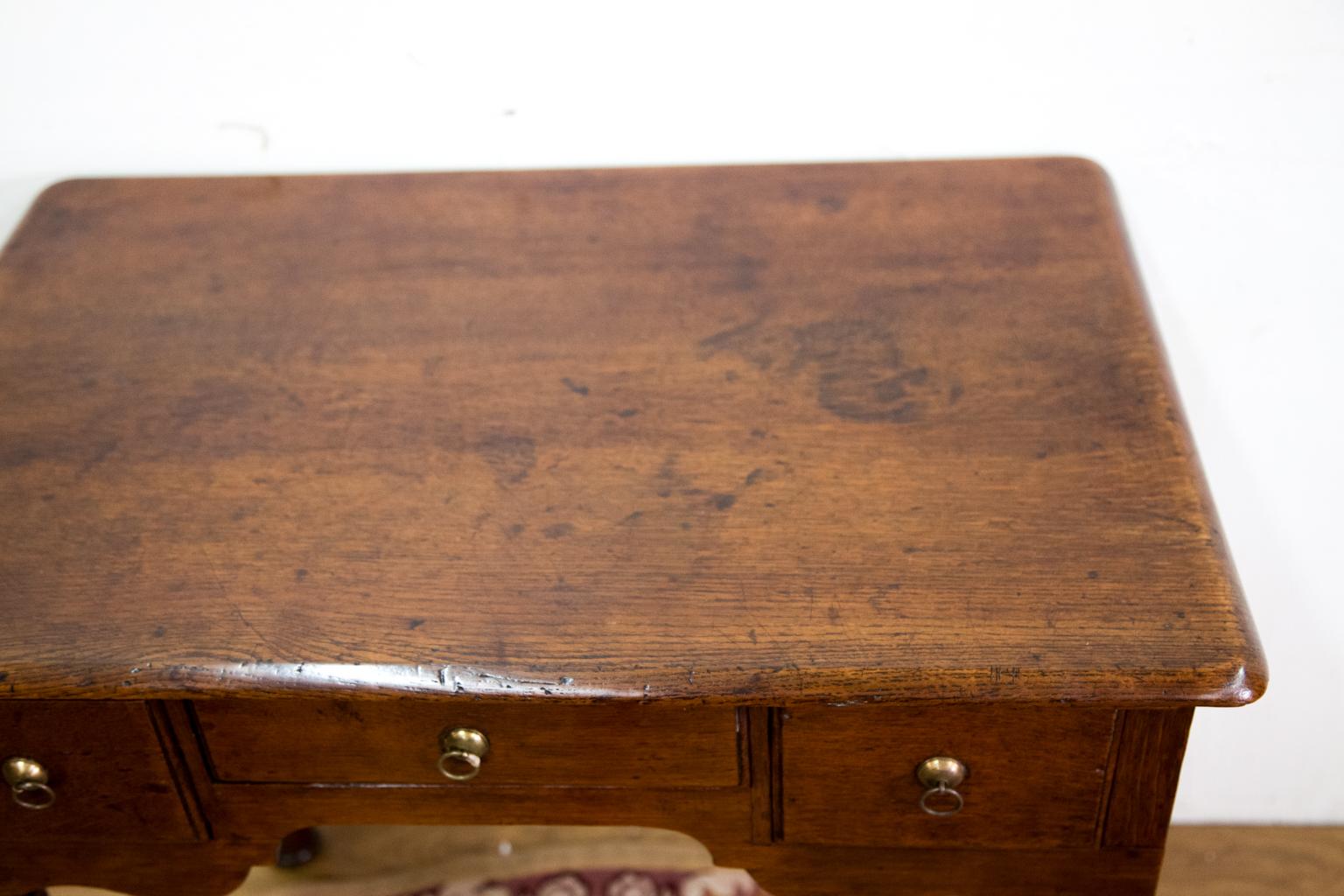 Lowboy anglais Queen Anne en chêne, avec tiroirs à bords moulés, belle couleur et patine.
