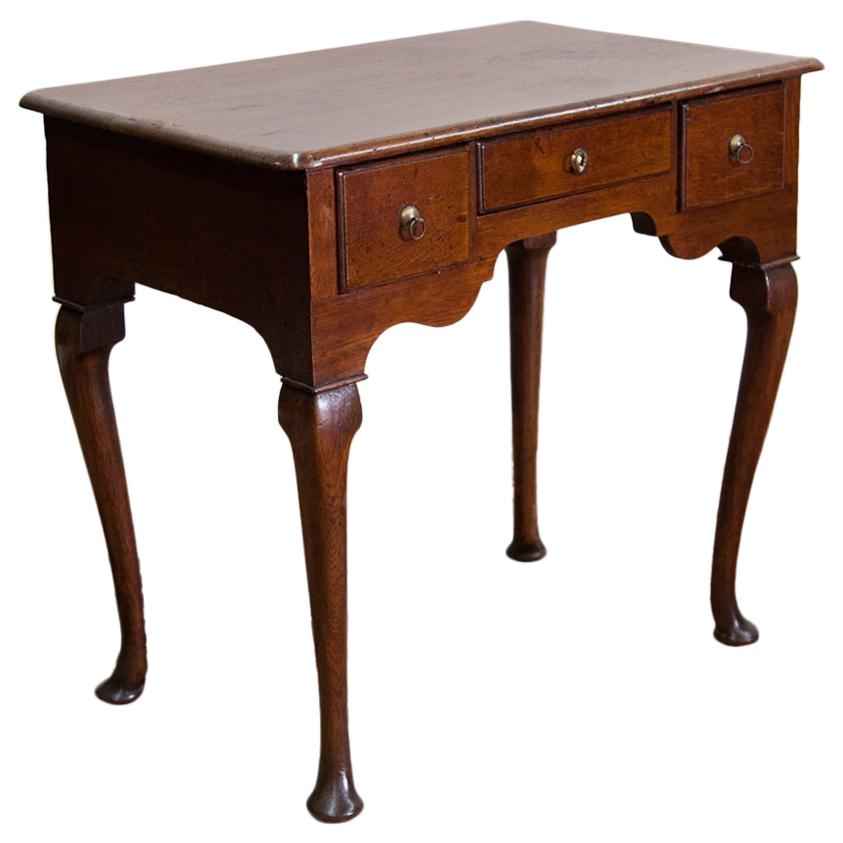 Lowboy en chêne de style Queen Anne anglais en vente