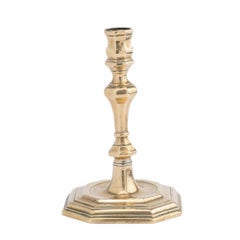 Candeliere in ottone a base ottagonale Queen Anne, 1710-20