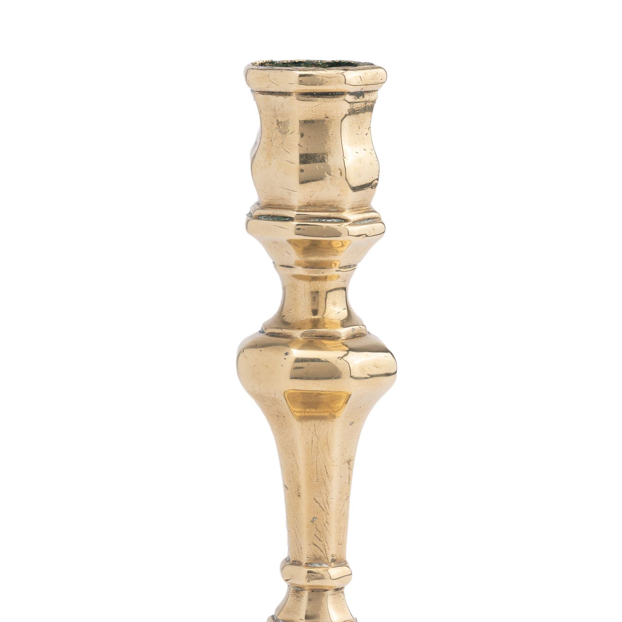 English Queen Anne octagonal base brass candlestick, 1710-20 In Good Condition In Kenilworth, IL