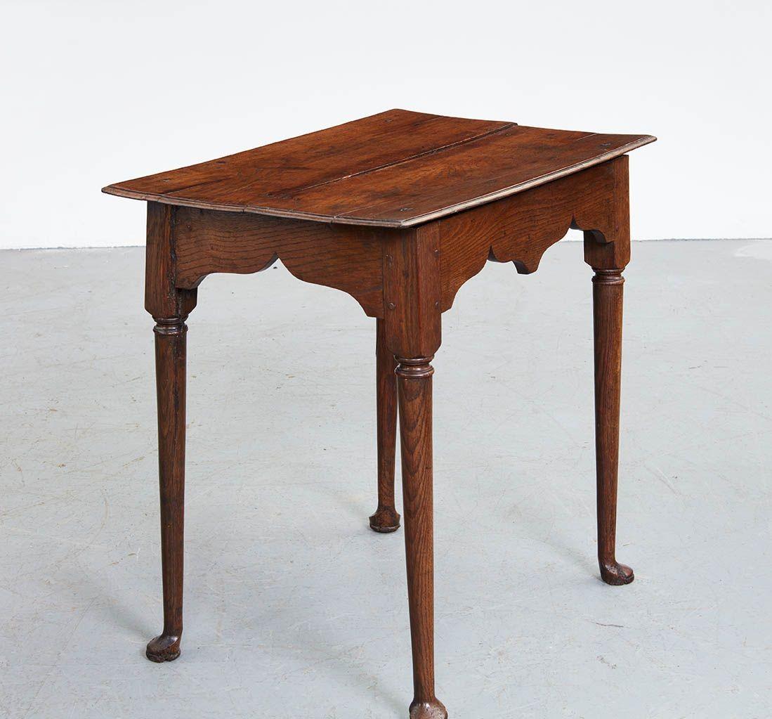 English Queen Anne Padfoot Center Table In Good Condition For Sale In Greenwich, CT