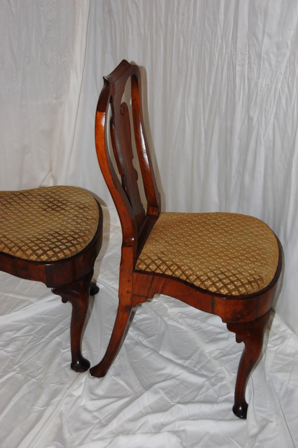 English Queen Anne Period 18th Century Walnut Pair of Balloon Seated Sidechairs For Sale 7
