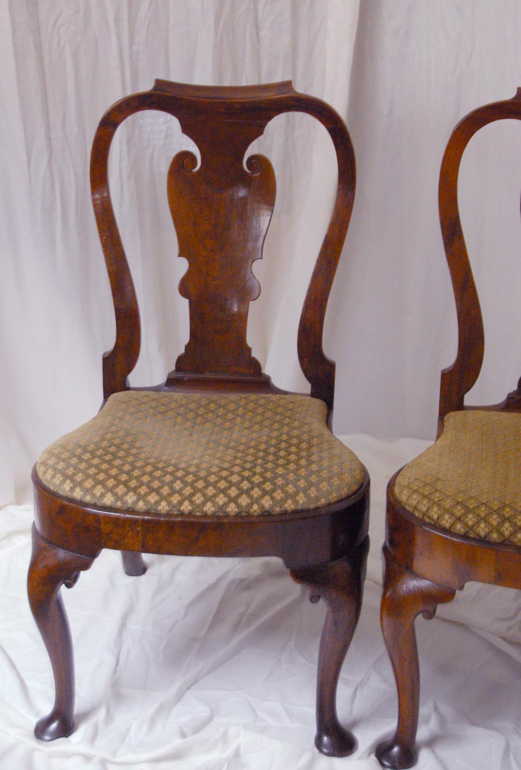 English Queen Anne Period 18th Century Walnut Pair of Balloon Seated Sidechairs In Good Condition For Sale In Wells, ME