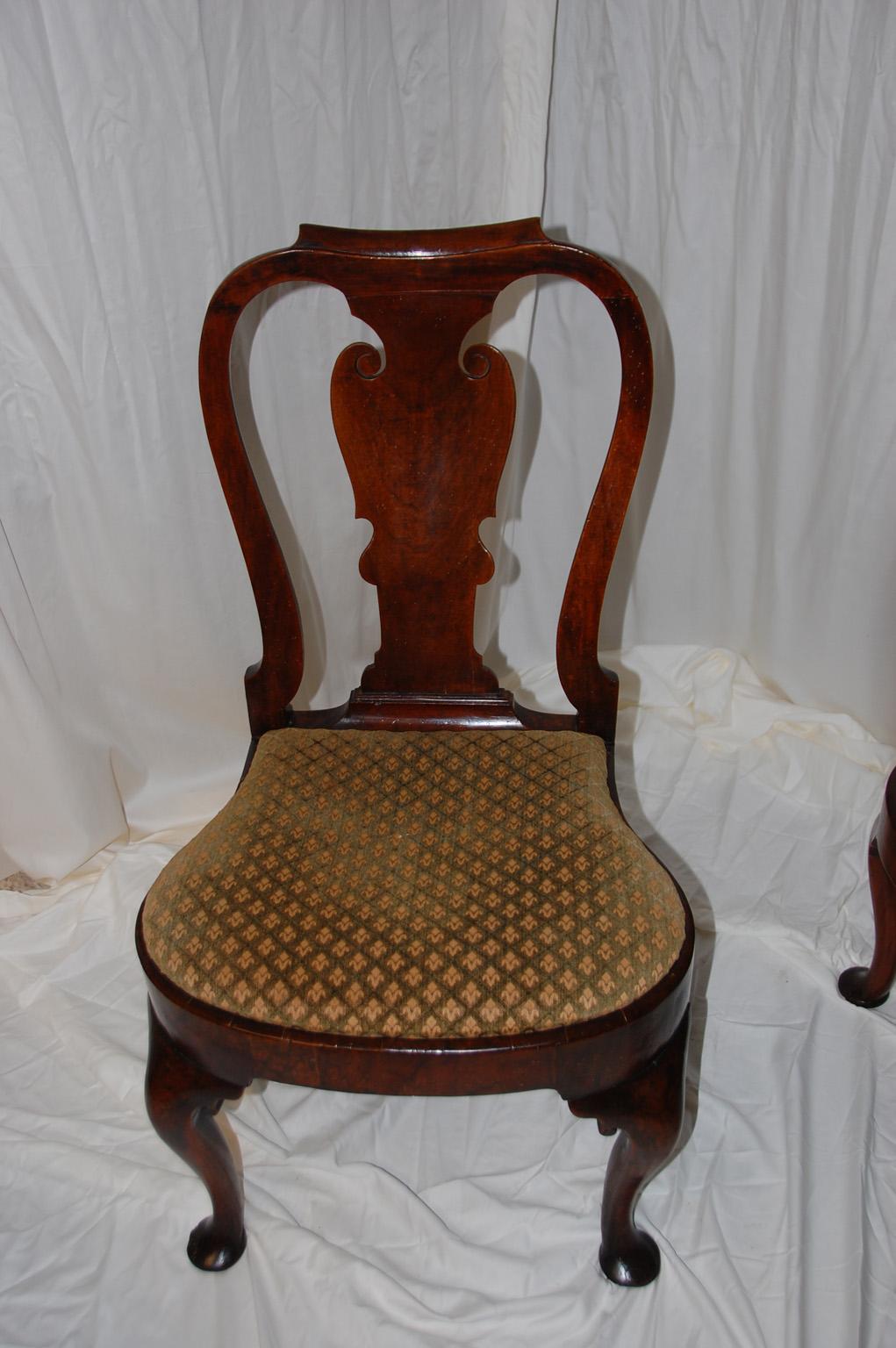 English Queen Anne Period 18th Century Walnut Pair of Balloon Seated Sidechairs For Sale 1