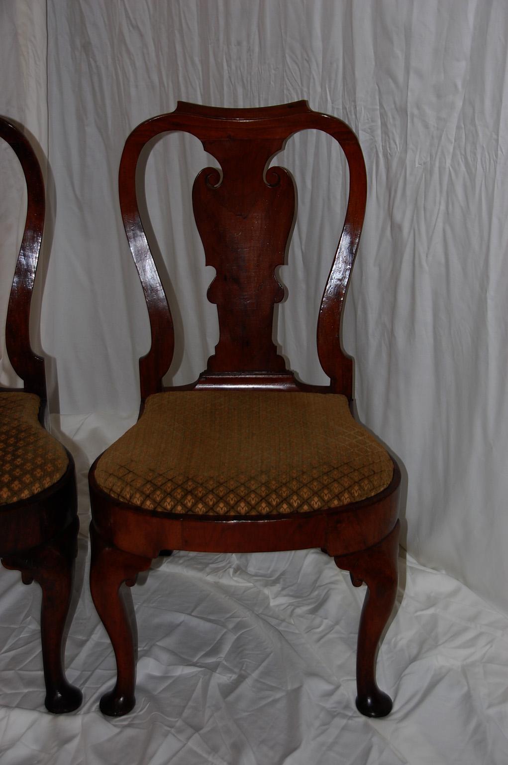 English Queen Anne Period 18th Century Walnut Pair of Balloon Seated Sidechairs For Sale 2