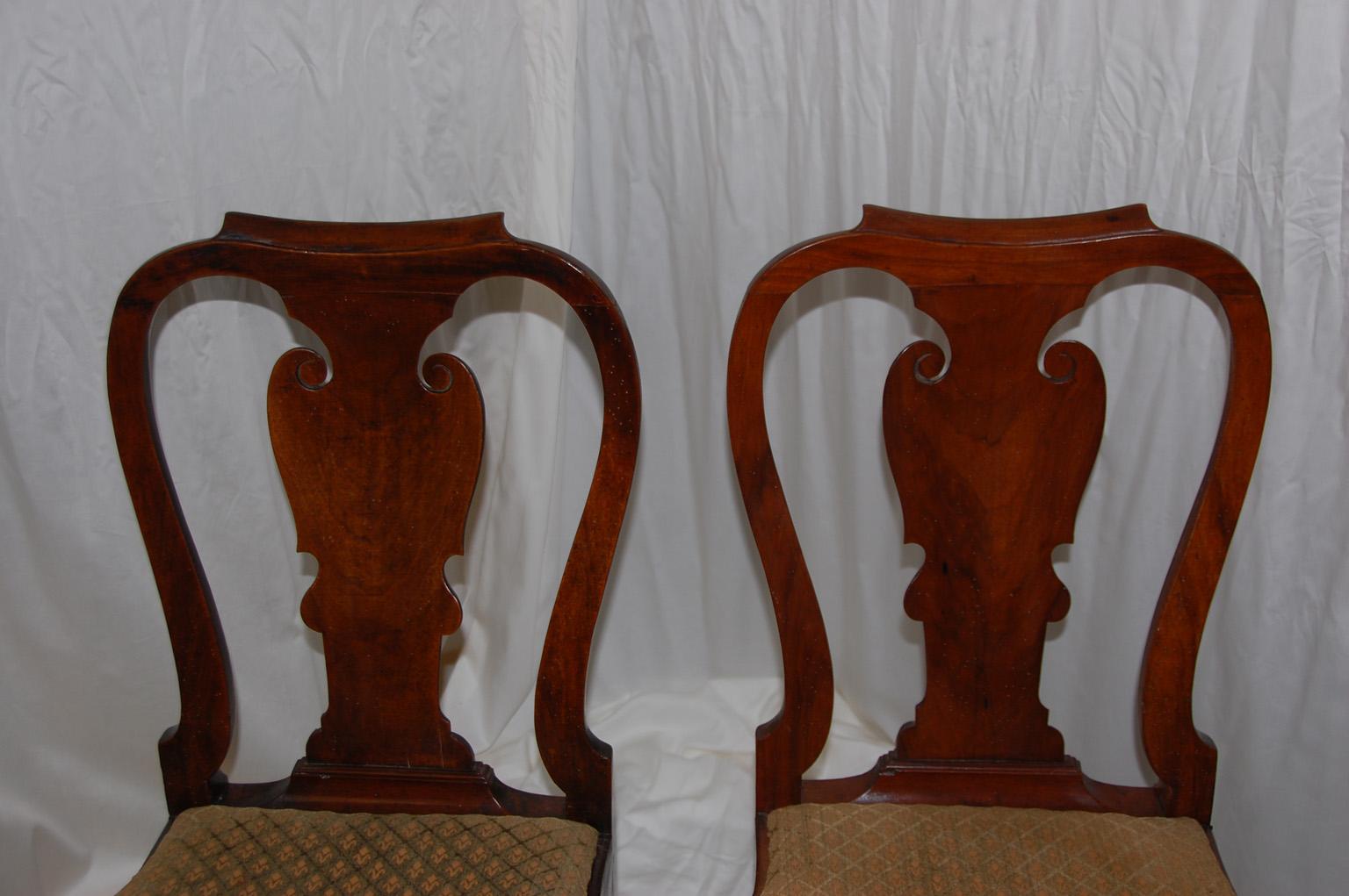 English Queen Anne Period 18th Century Walnut Pair of Balloon Seated Sidechairs For Sale 3