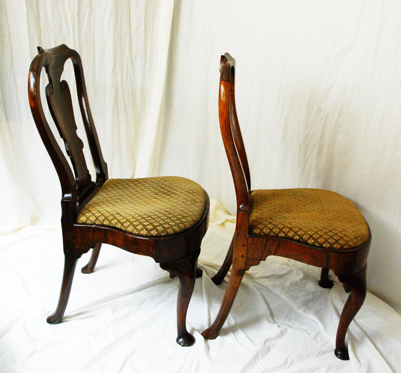 English Queen Anne Period 18th Century Walnut Pair of Balloon Seated Sidechairs For Sale 6