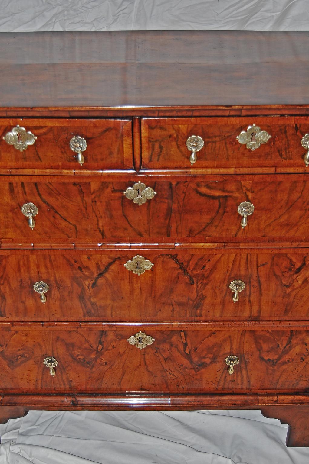 English Queen Anne Period Figured Walnut Chest of Five Drawers, Matched Veneers In Good Condition In Wells, ME