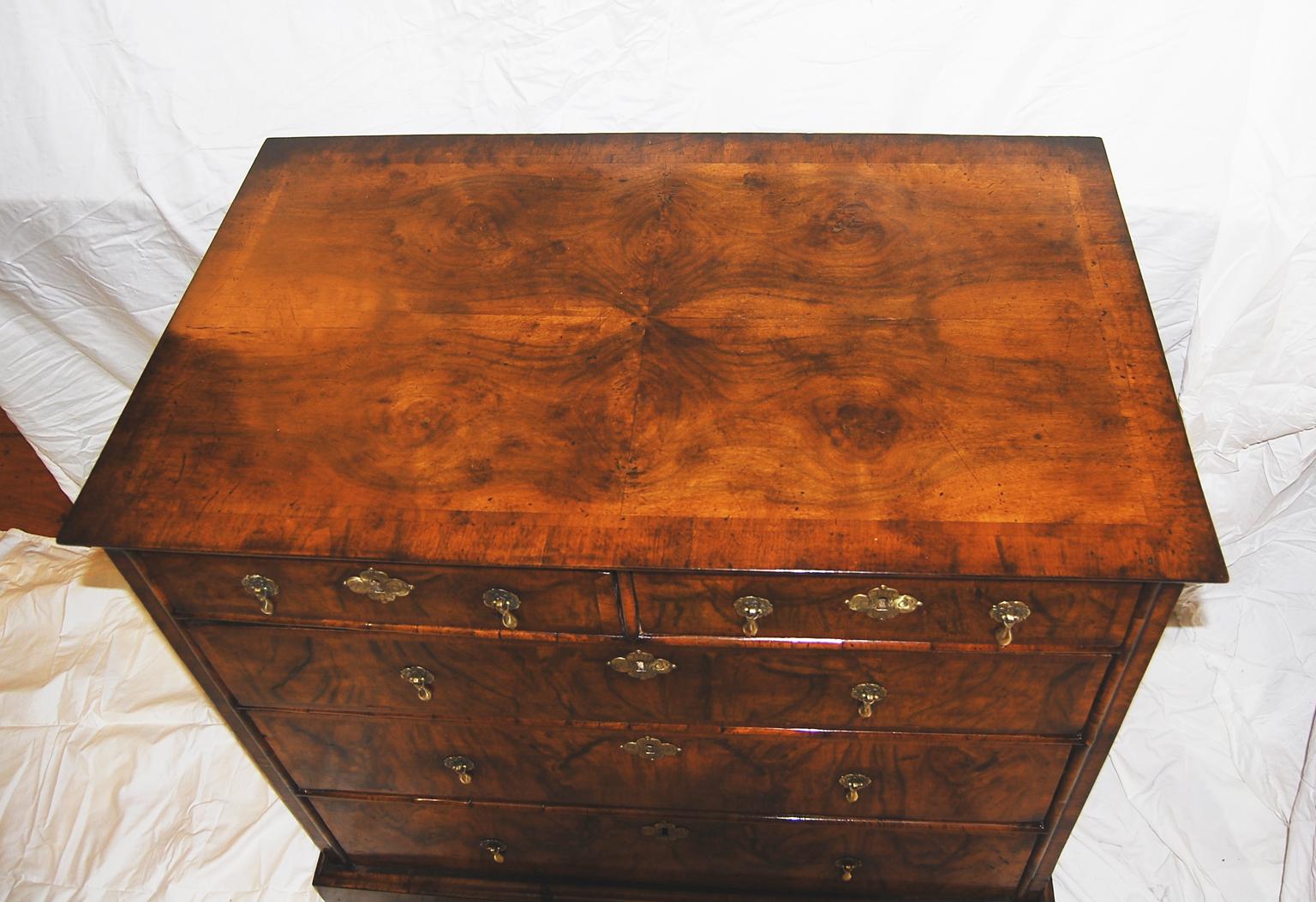 English Queen Anne Period Figured Walnut Chest of Five Drawers, Matched Veneers For Sale 1