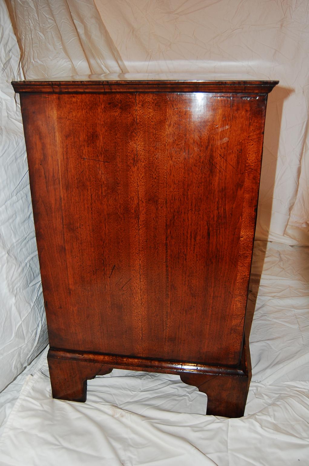 English Queen Anne Period Figured Walnut Chest of Five Drawers, Matched Veneers For Sale 3