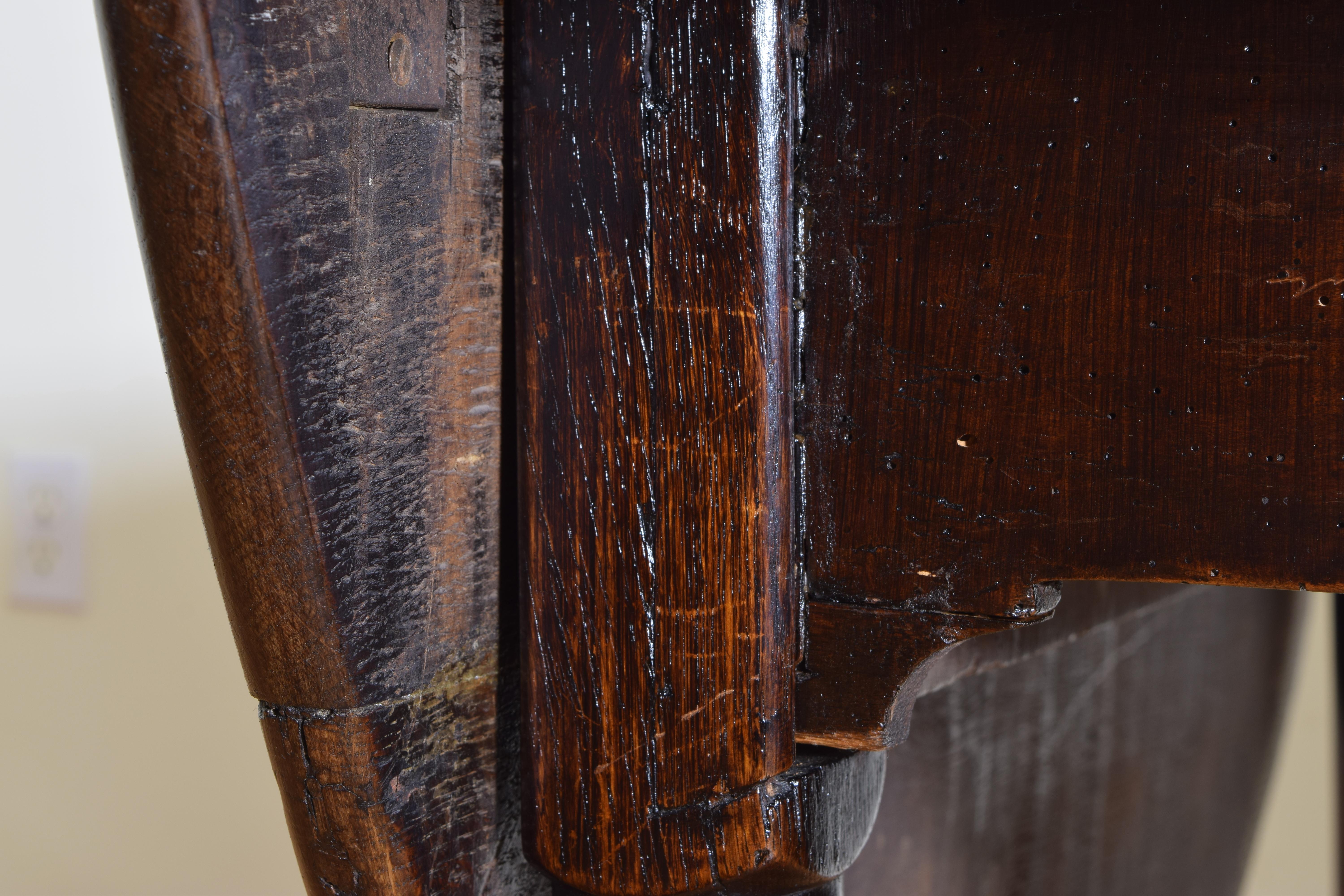 English Queen Anne Period Oak Drop-Leaf Table, First Quarter of the 18th Century 4