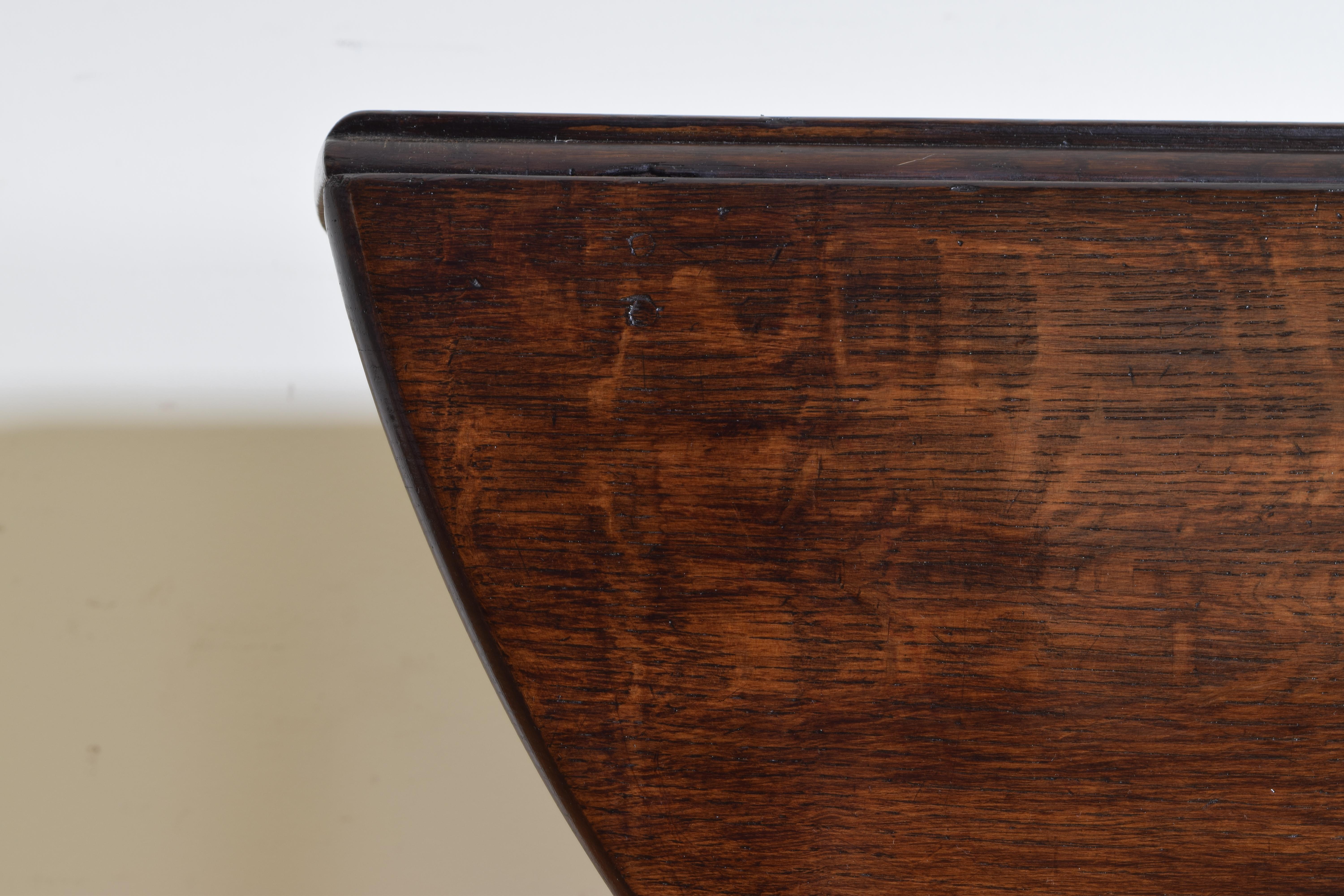 English Queen Anne Period Oak Drop-Leaf Table, First Quarter of the 18th Century 5