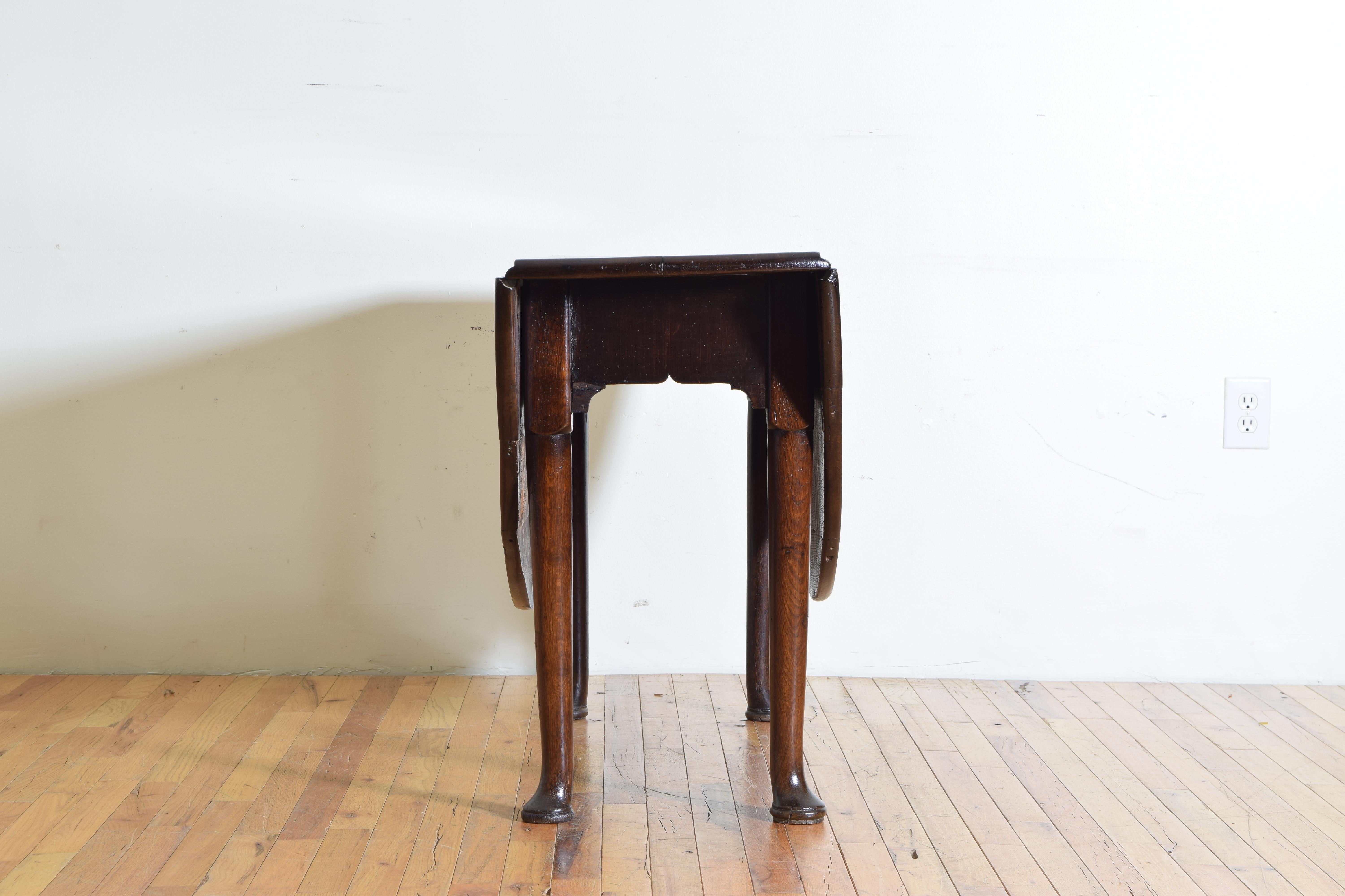 British English Queen Anne Period Oak Drop-Leaf Table, First Quarter of the 18th Century