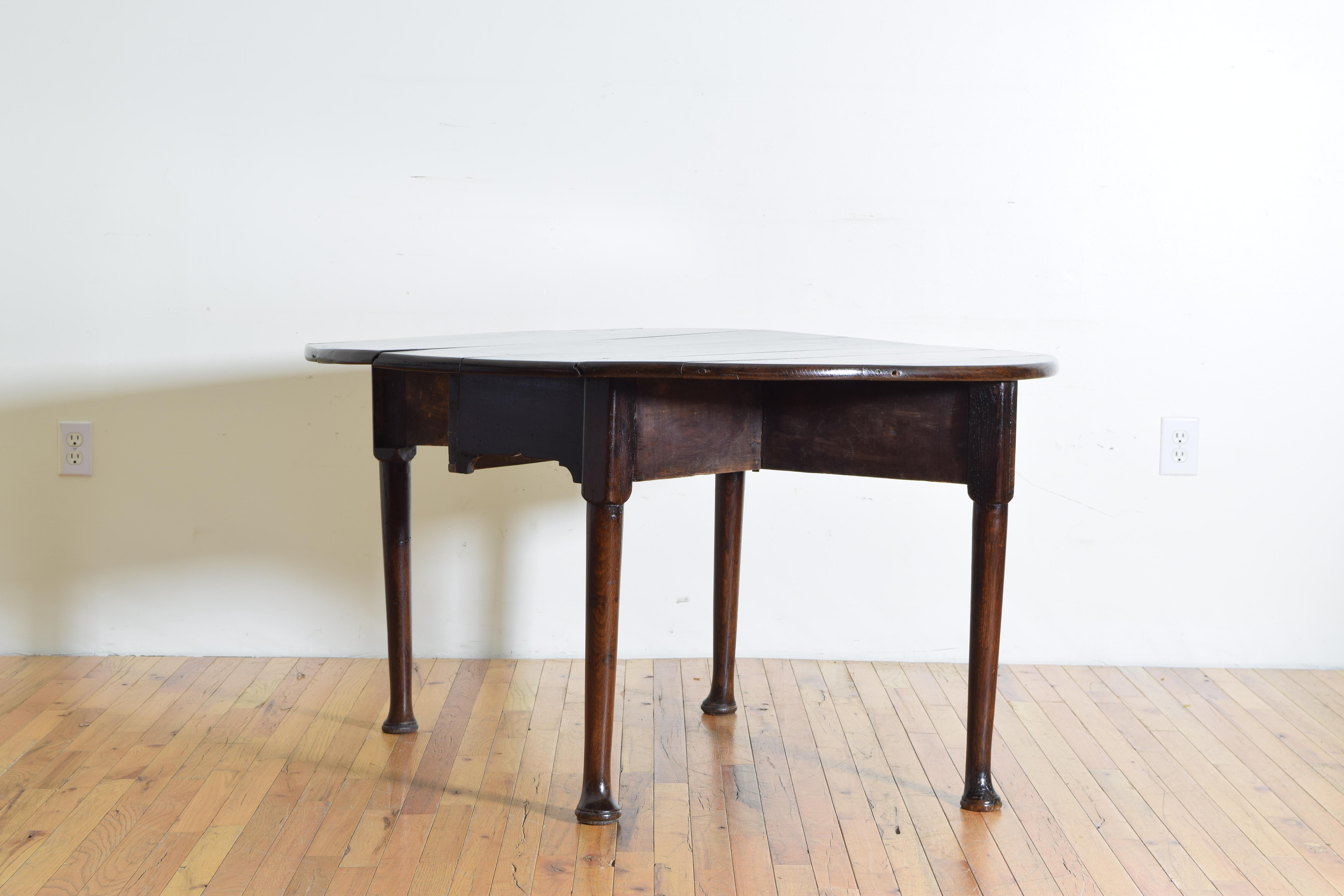 English Queen Anne Period Oak Drop-Leaf Table, First Quarter of the 18th Century In Good Condition In Atlanta, GA