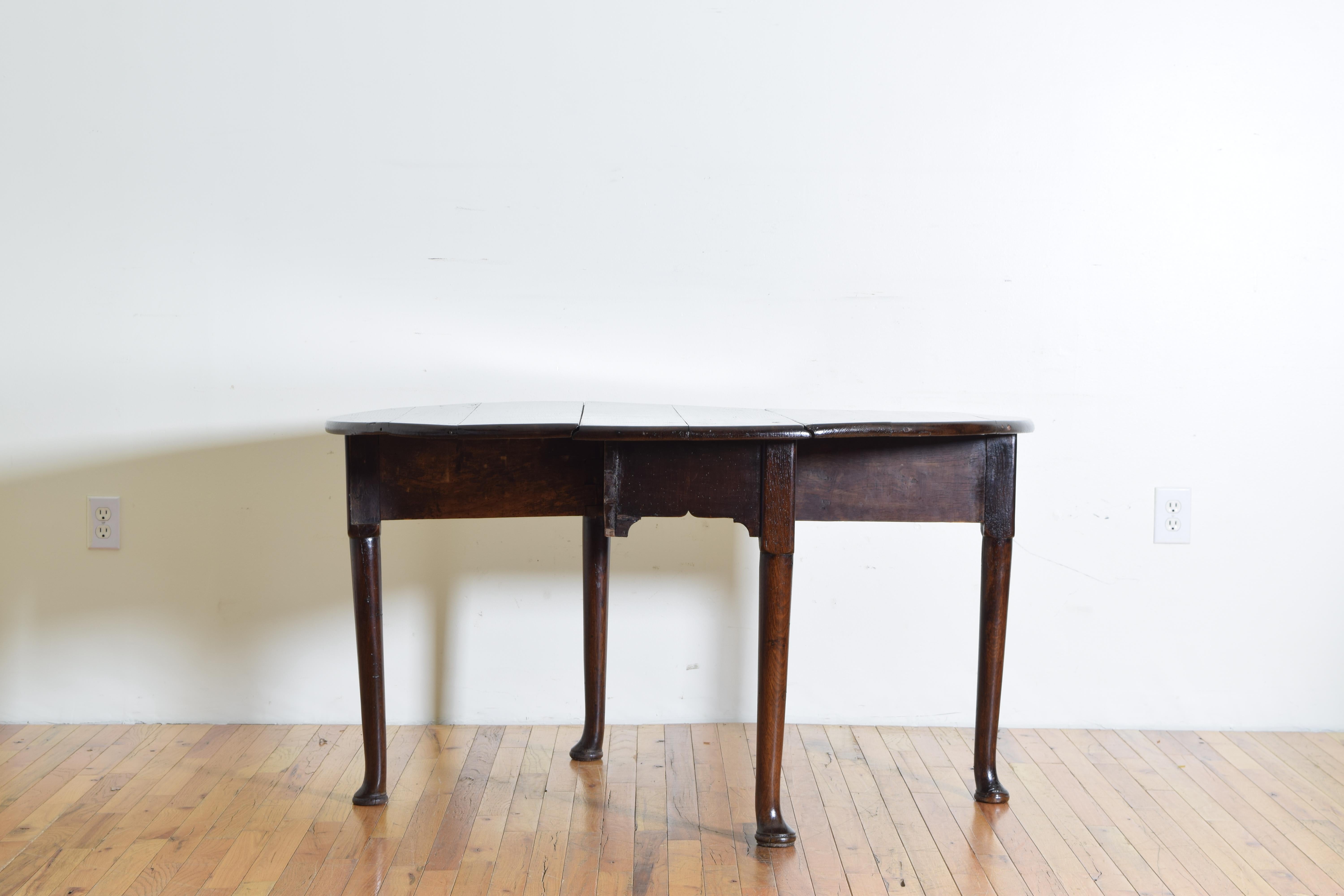 Early 18th Century English Queen Anne Period Oak Drop-Leaf Table, First Quarter of the 18th Century