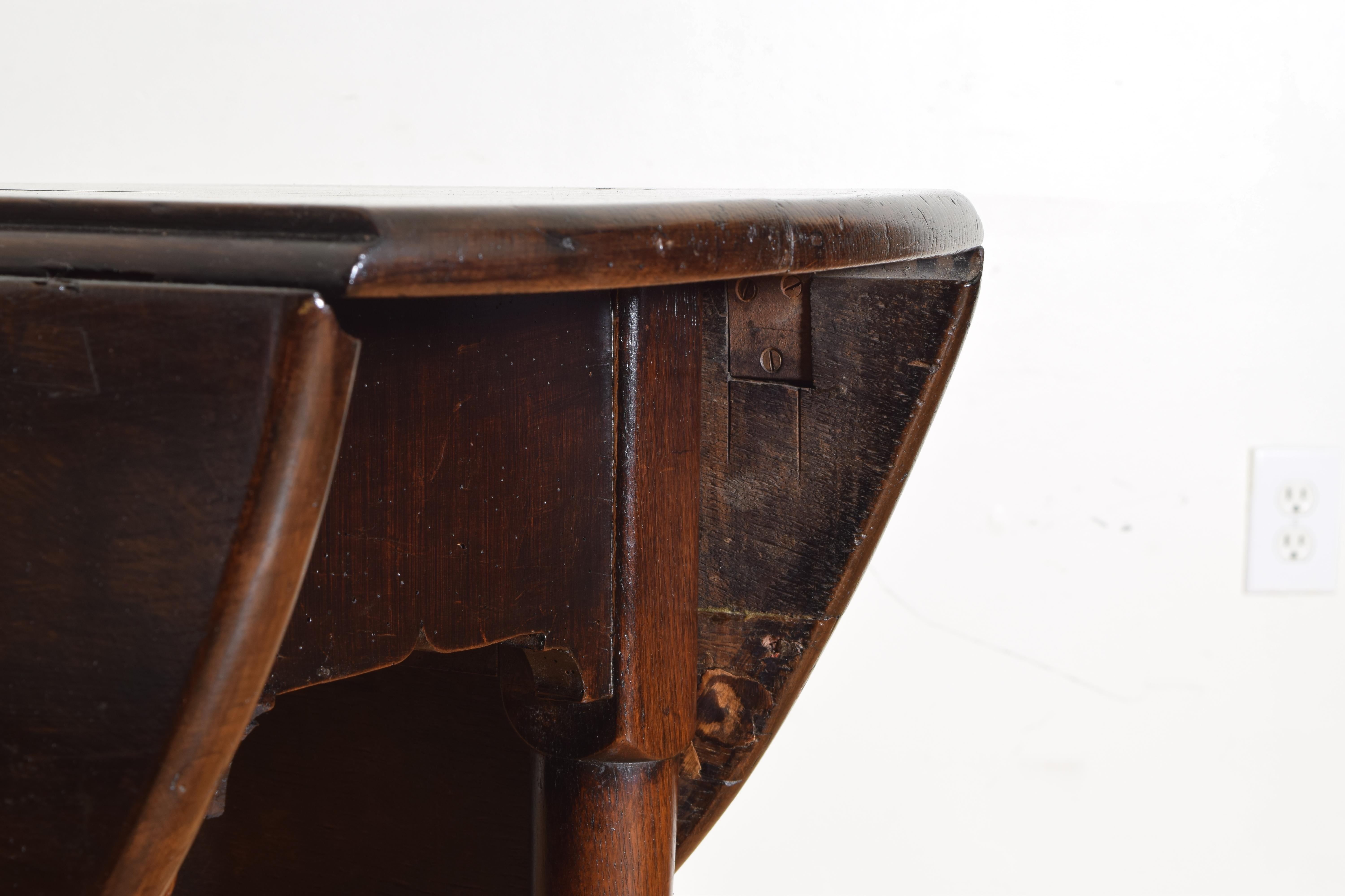 English Queen Anne Period Oak Drop-Leaf Table, First Quarter of the 18th Century 1