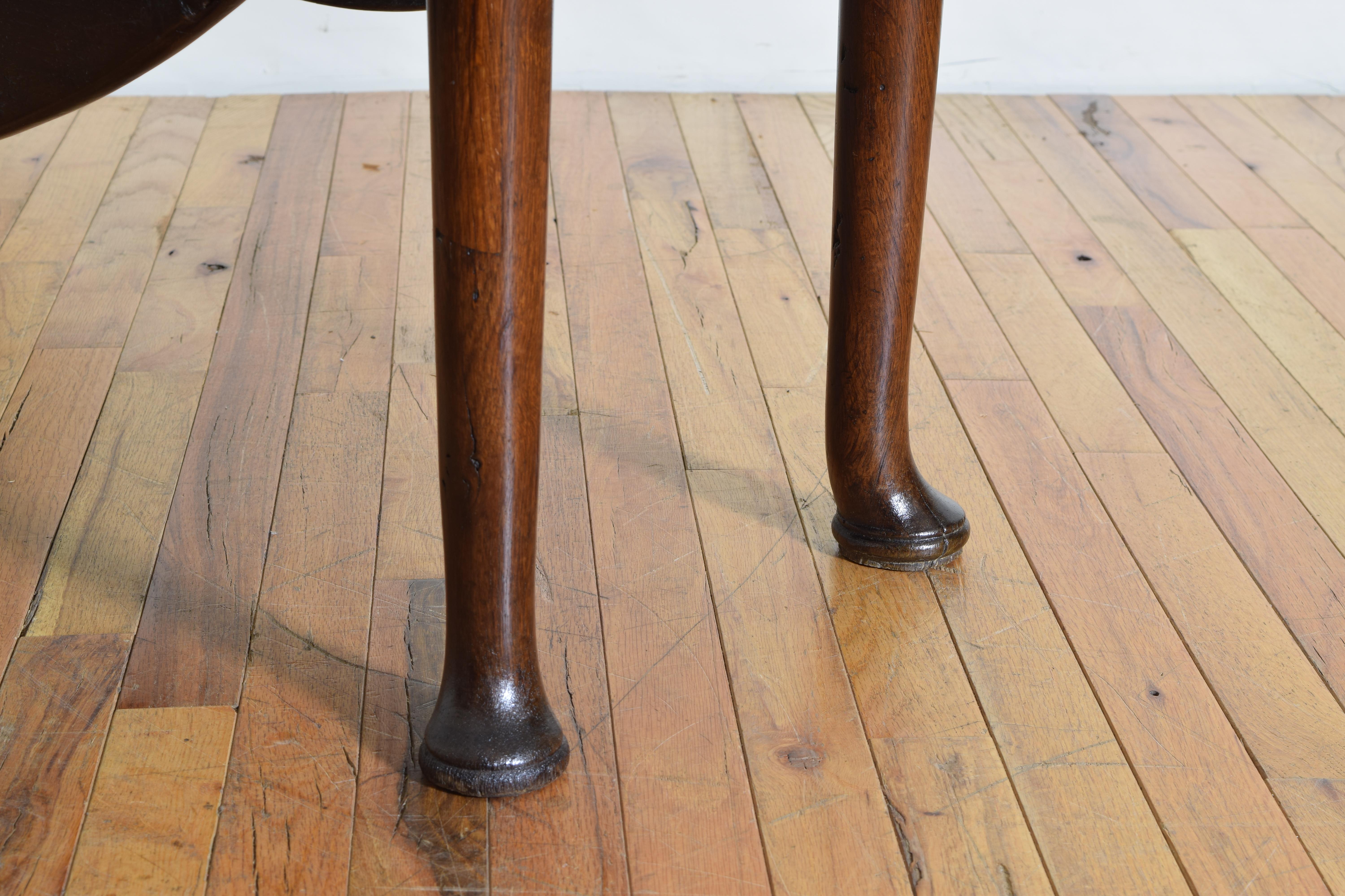 English Queen Anne Period Oak Drop-Leaf Table, First Quarter of the 18th Century 2
