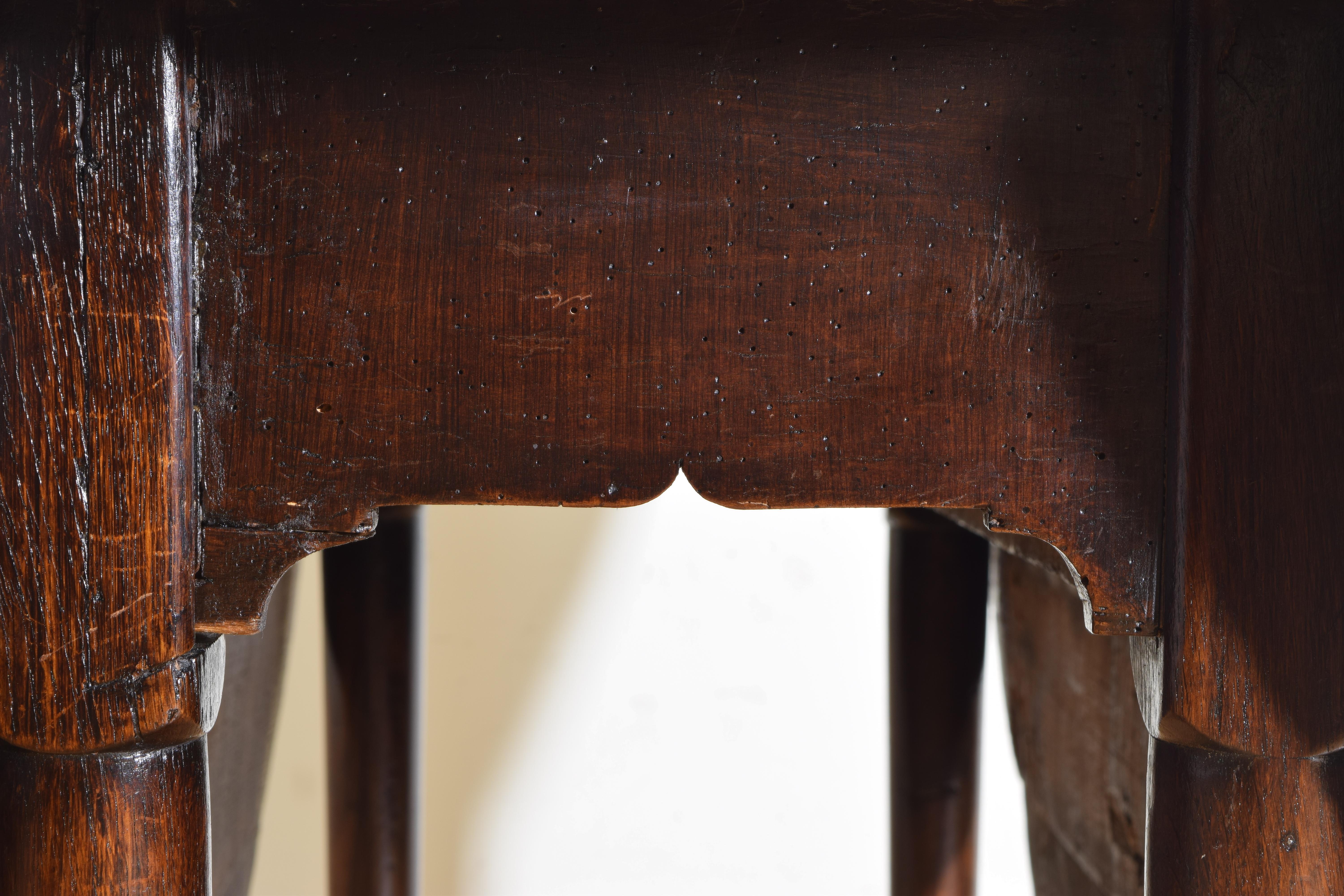 English Queen Anne Period Oak Drop-Leaf Table, First Quarter of the 18th Century 3