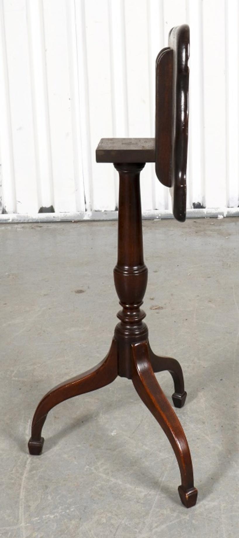 Mesa auxiliar inglesa del renacimiento de la Reina Ana en madera tallada con base trípode y tablero inclinable. Alto 23,5