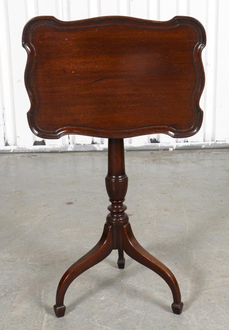 Mesa auxiliar inglesa Queen Anne Revival en Bueno Estado en Astoria, NY
