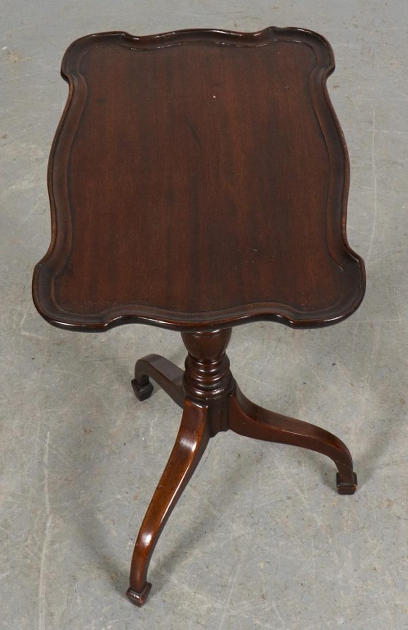 Mesa auxiliar inglesa Queen Anne Revival siglo XX