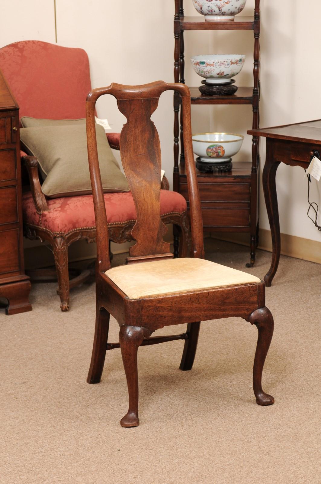 18th Century and Earlier English Queen Anne Side Chair in Walnut, England 18th Century For Sale