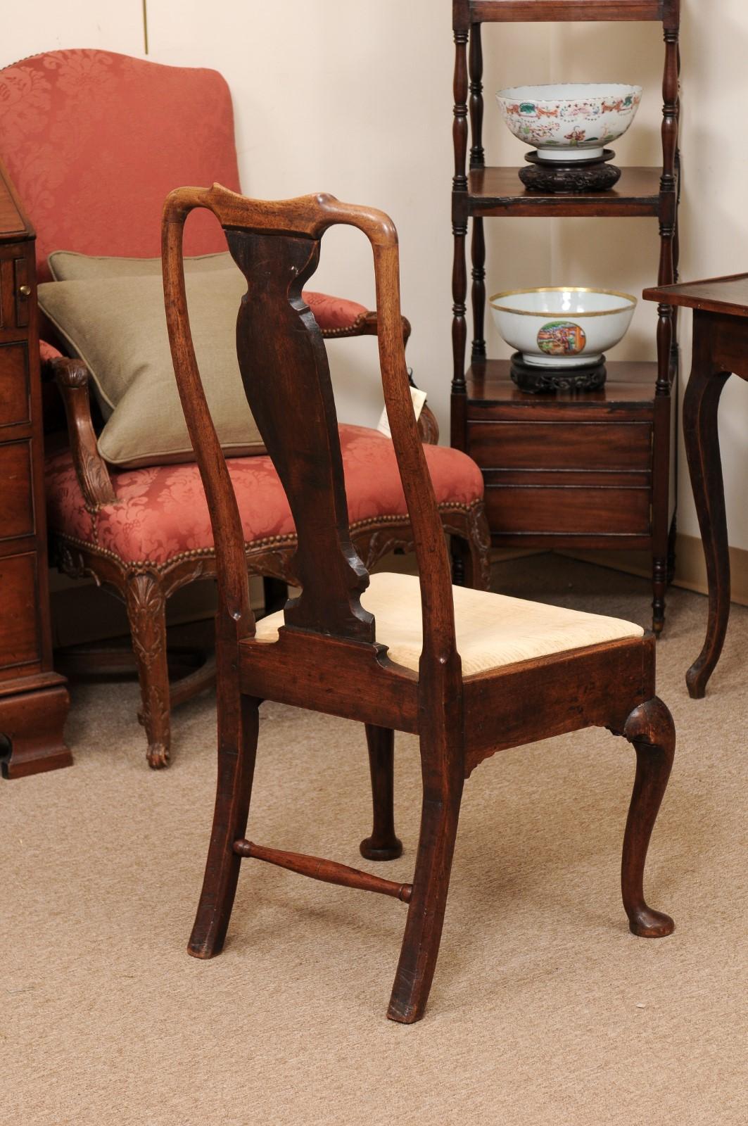 English Queen Anne Side Chair in Walnut, England 18th Century For Sale 2