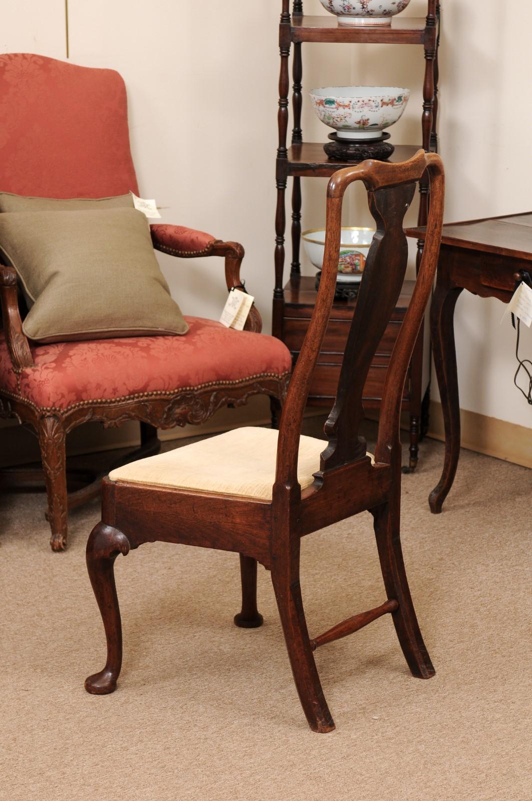 English Queen Anne Side Chair in Walnut, England 18th Century For Sale 4