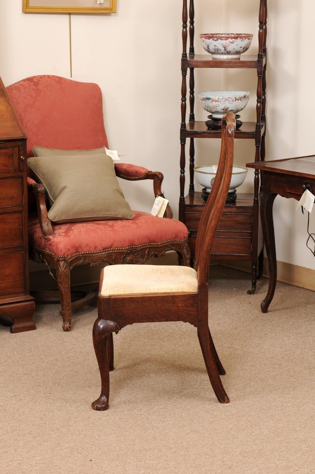 English Queen Anne Side Chair in Walnut, England 18th Century For Sale 5