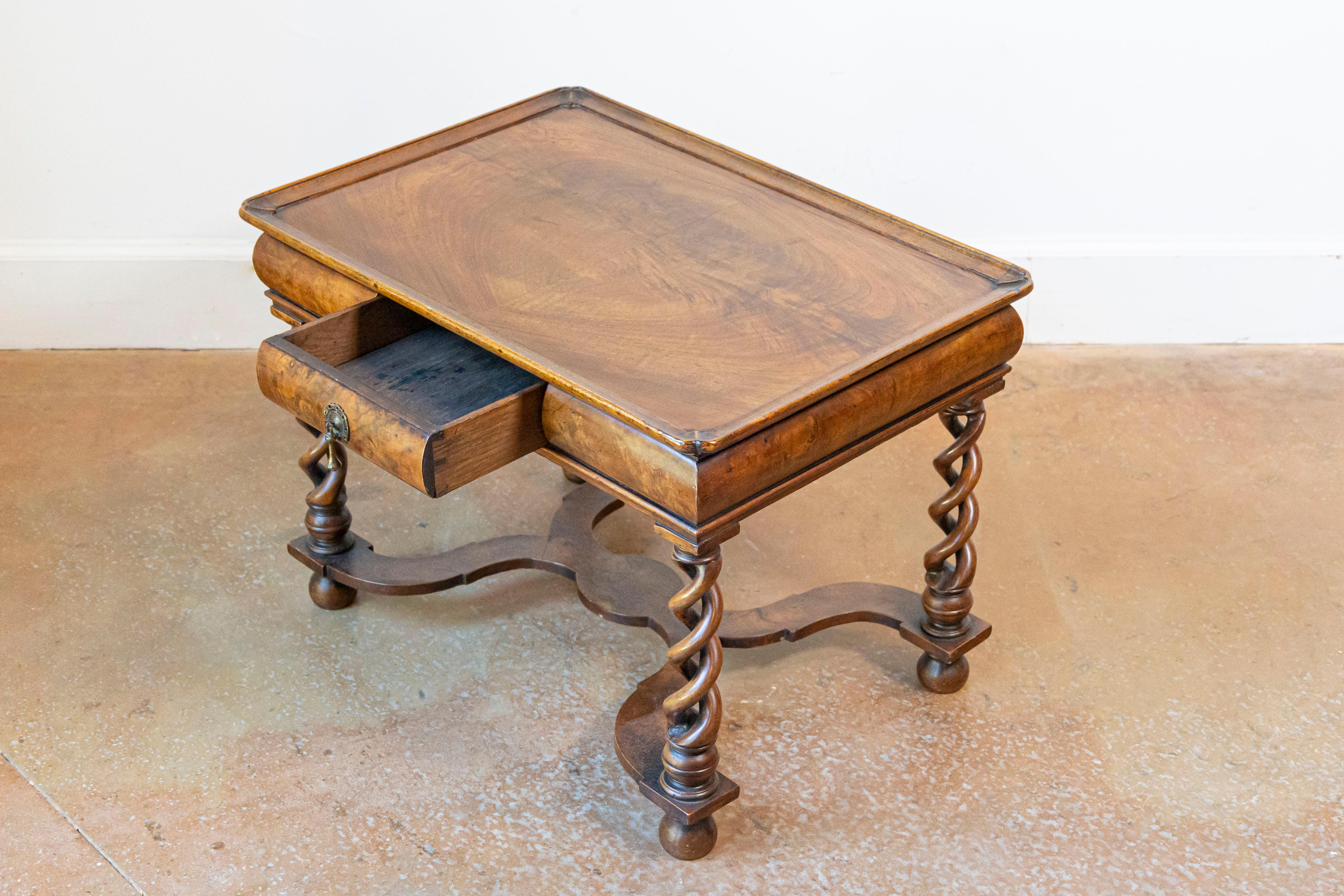 20th Century English Queen Anne Style 1910 Burl Walnut Coffee Table with Bookmatched Tray Top For Sale
