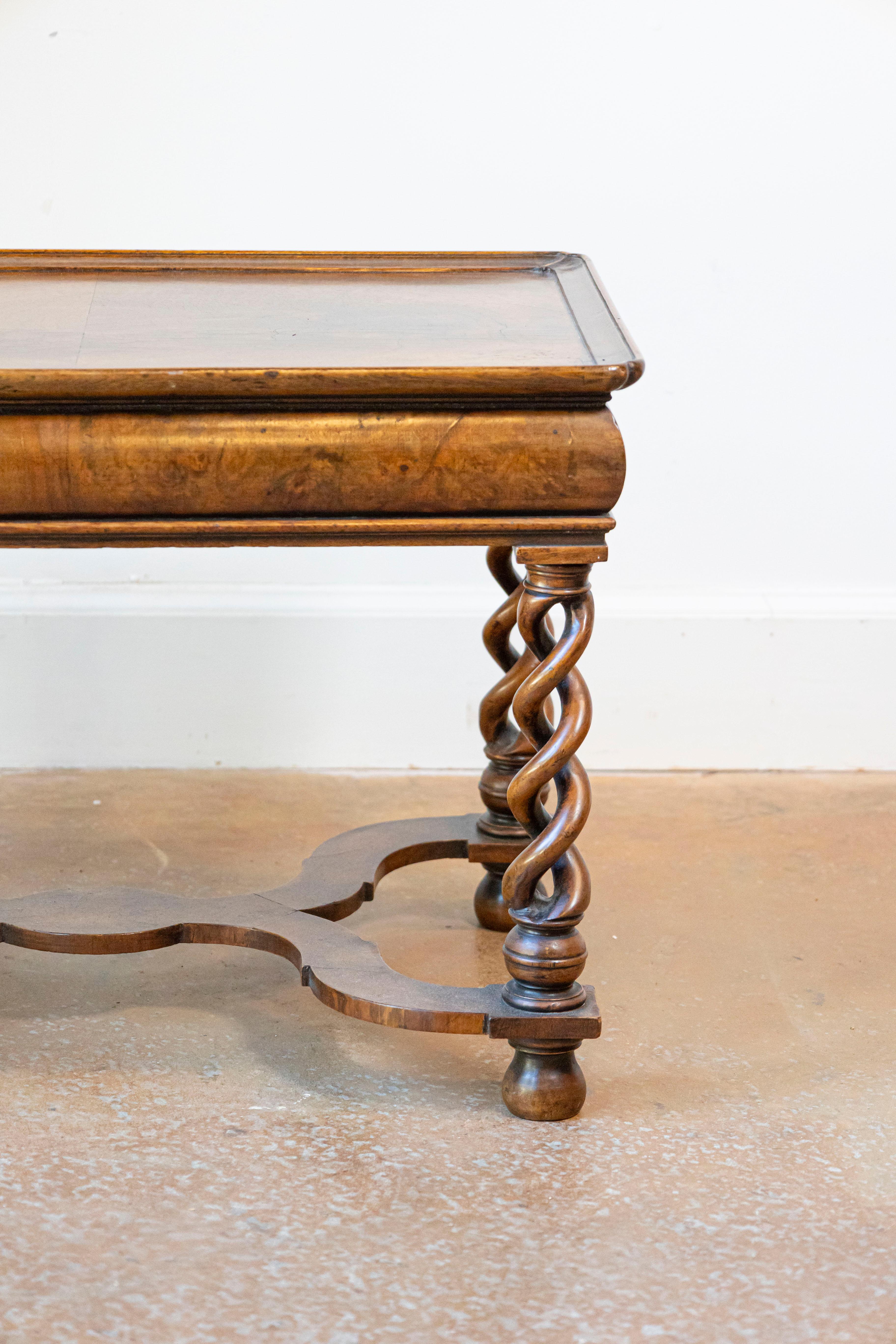 English Queen Anne Style 1910 Burl Walnut Coffee Table with Bookmatched Tray Top For Sale 4