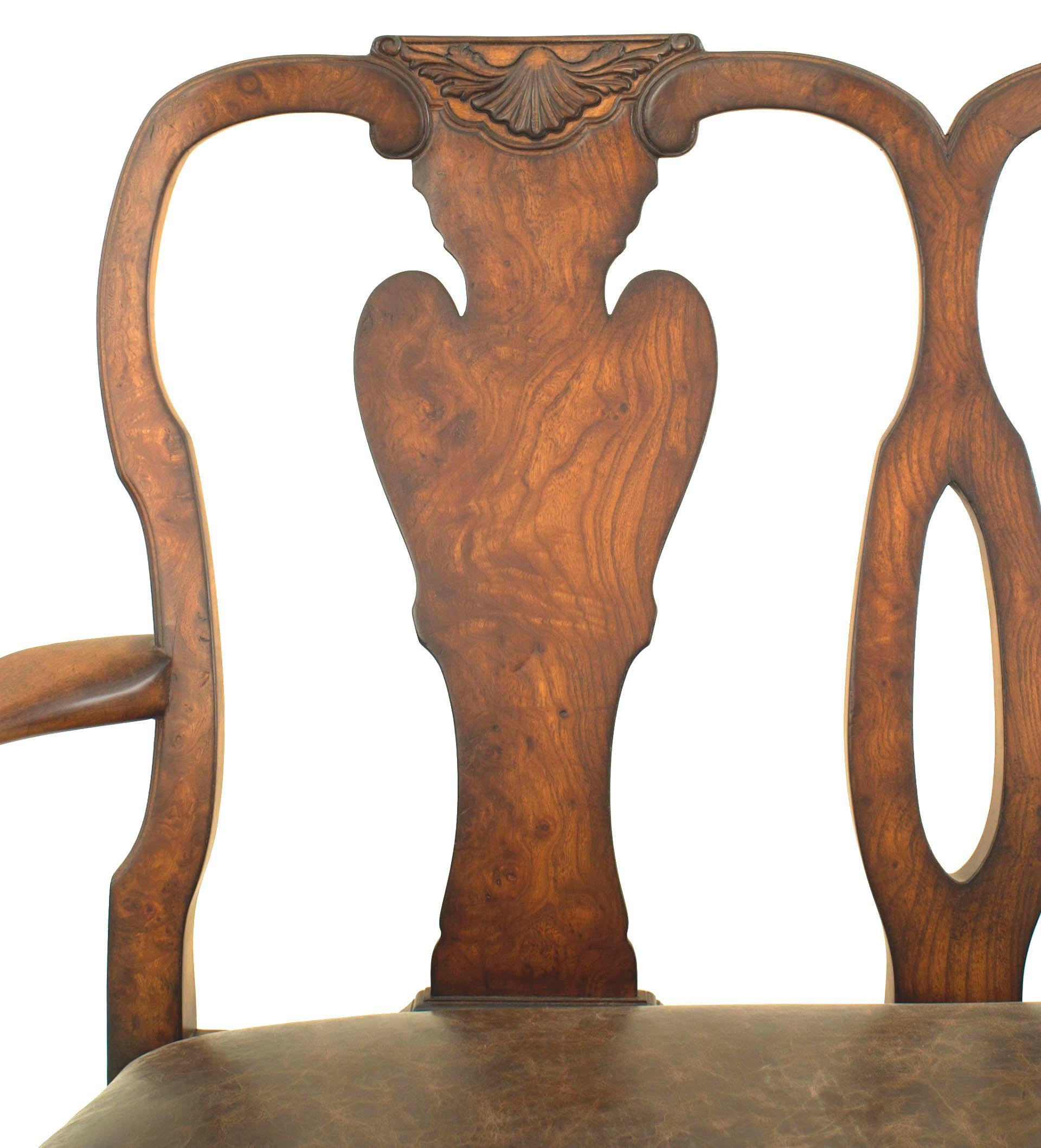 Englischer Sessel im Queen-Anne-Stil (modern) mit geschnitztem Wappen auf einer doppelten Rückenlehne und einem mit braunem Leder gepolsterten Sitz.
 
