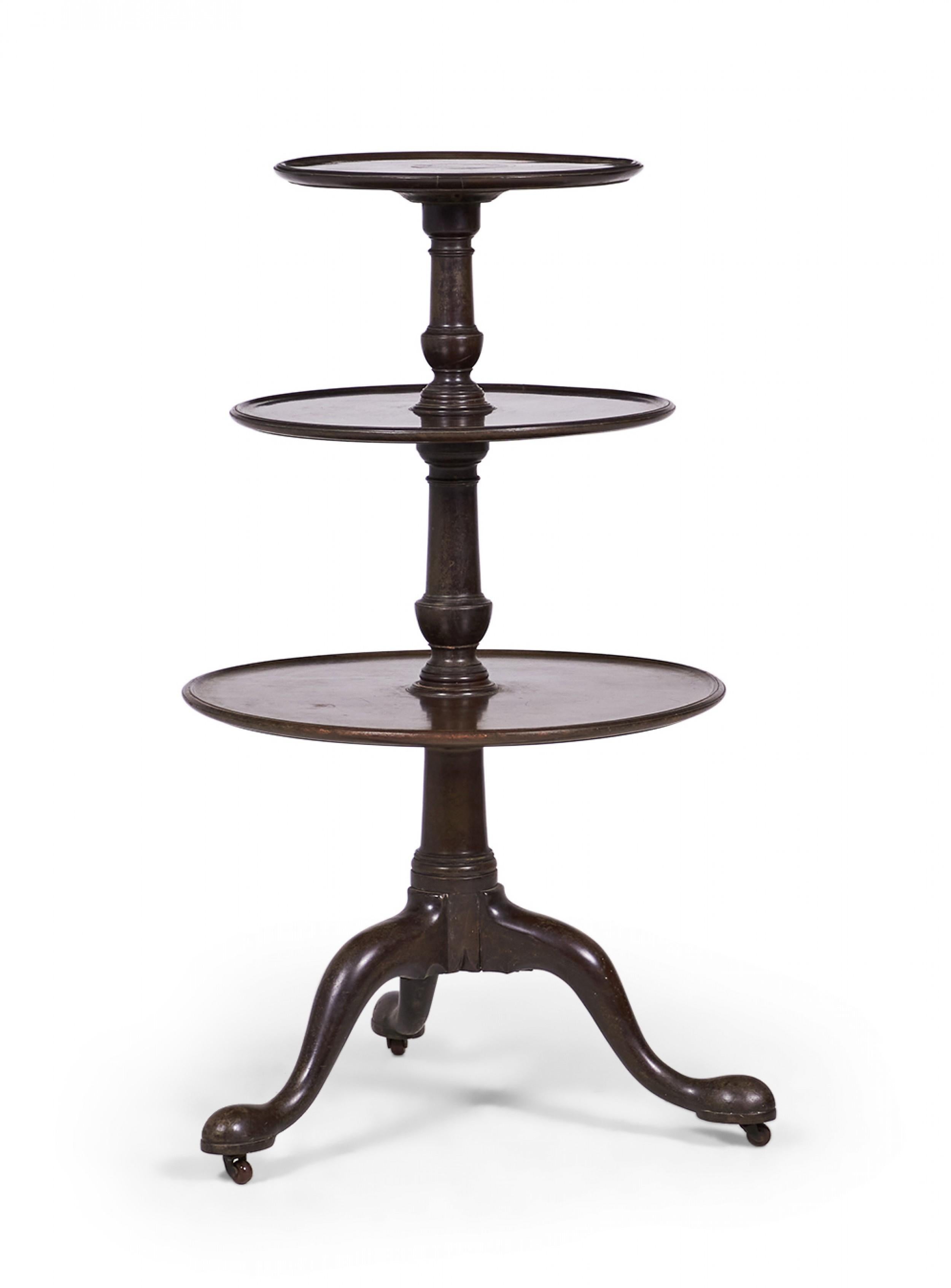 Britannique Table circulaire à 3 niveaux en acajou de style Queen Anne en vente