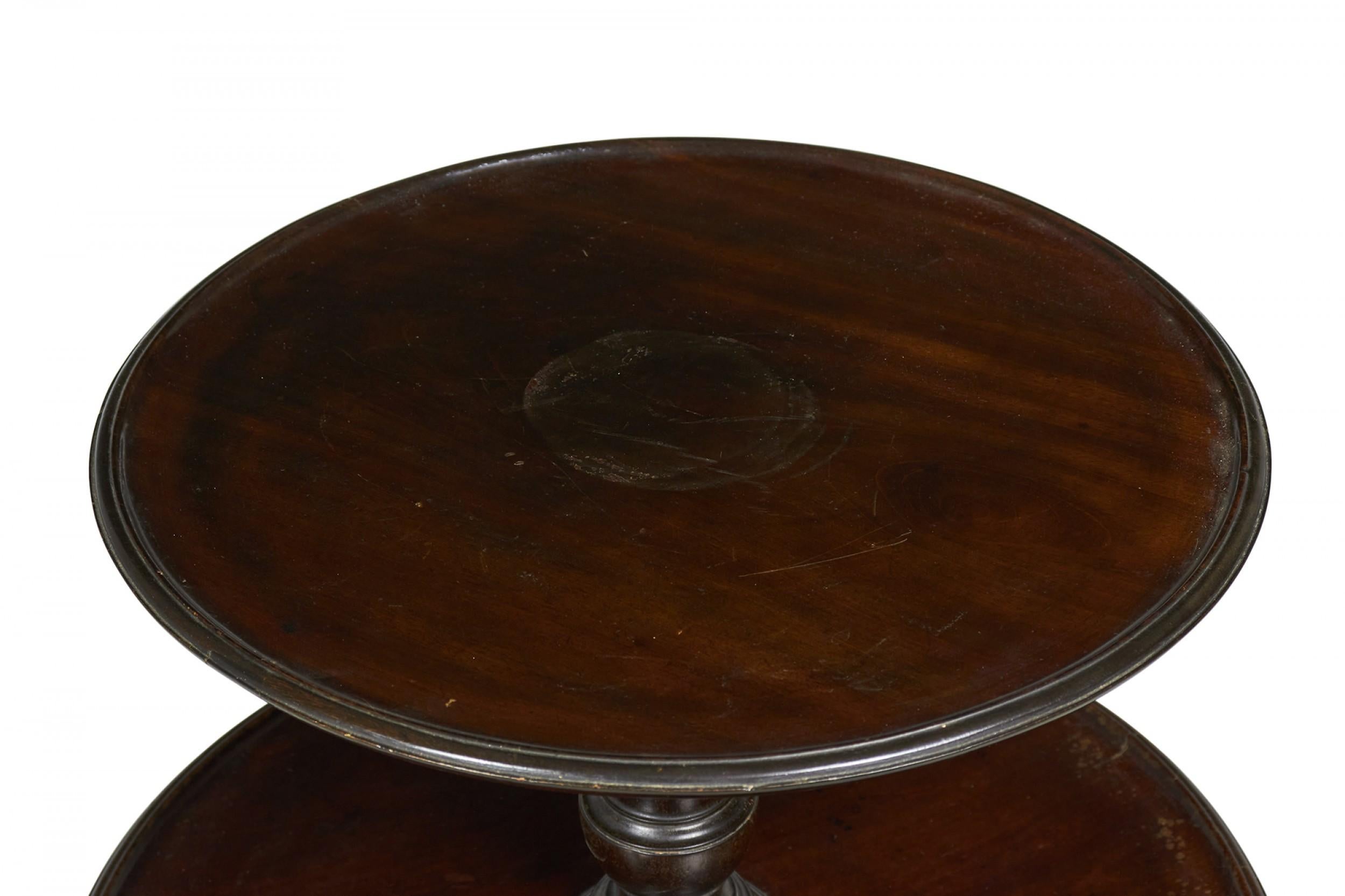 Table circulaire à 3 niveaux en acajou de style Queen Anne Bon état - En vente à Queens, NY