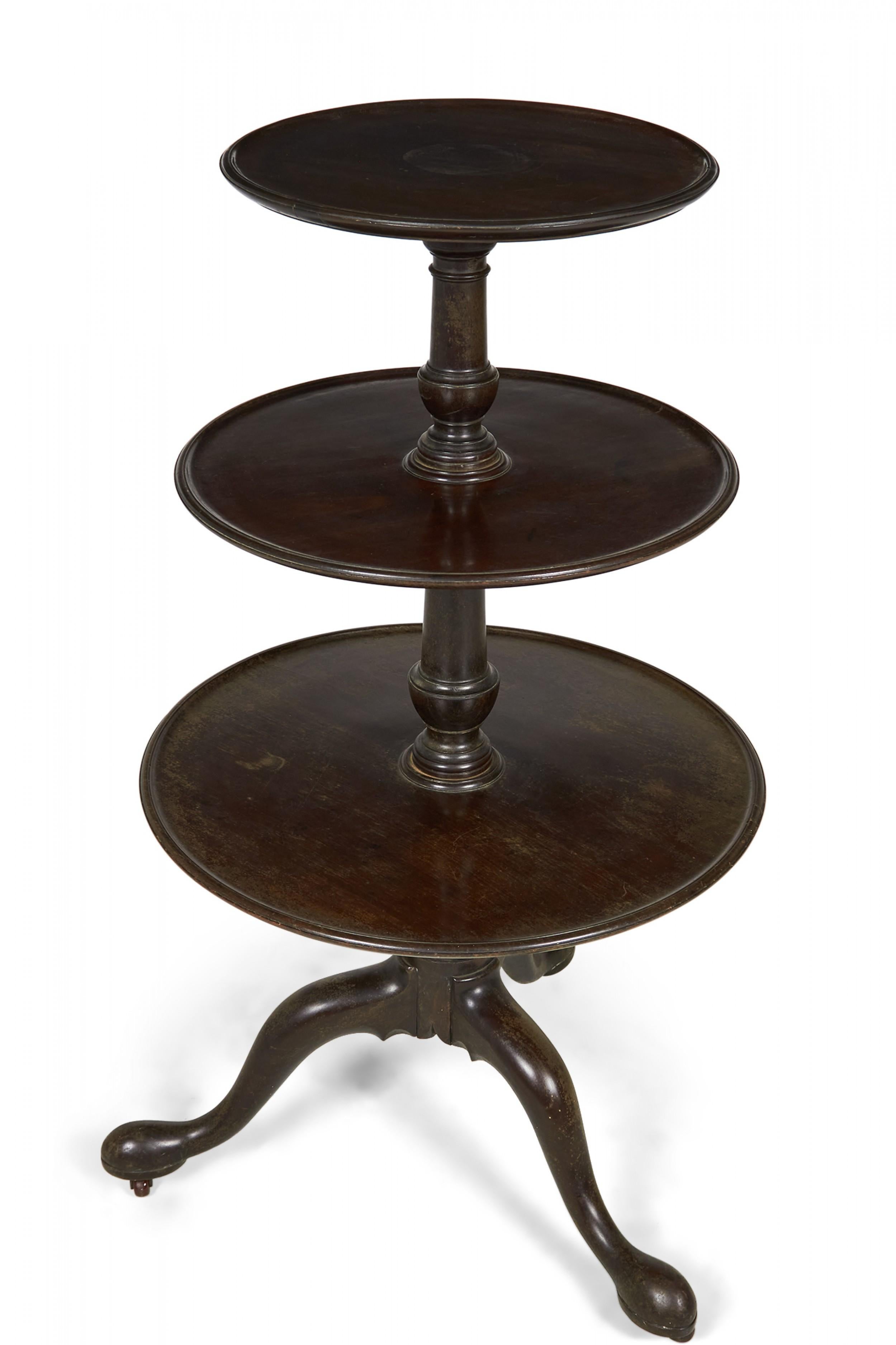 XIXe siècle Table circulaire à 3 niveaux en acajou de style Queen Anne en vente