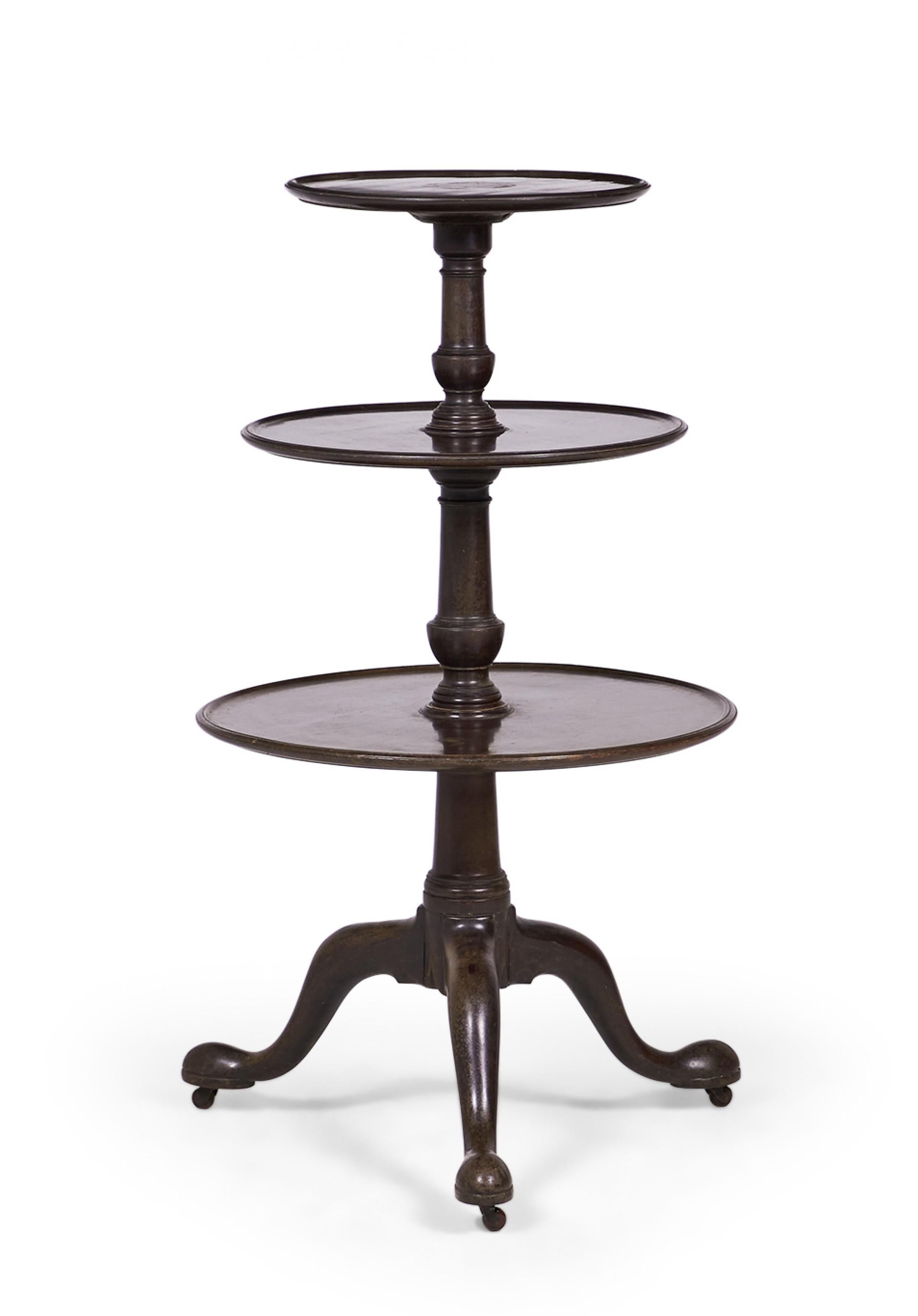 Laiton Table circulaire à 3 niveaux en acajou de style Queen Anne en vente