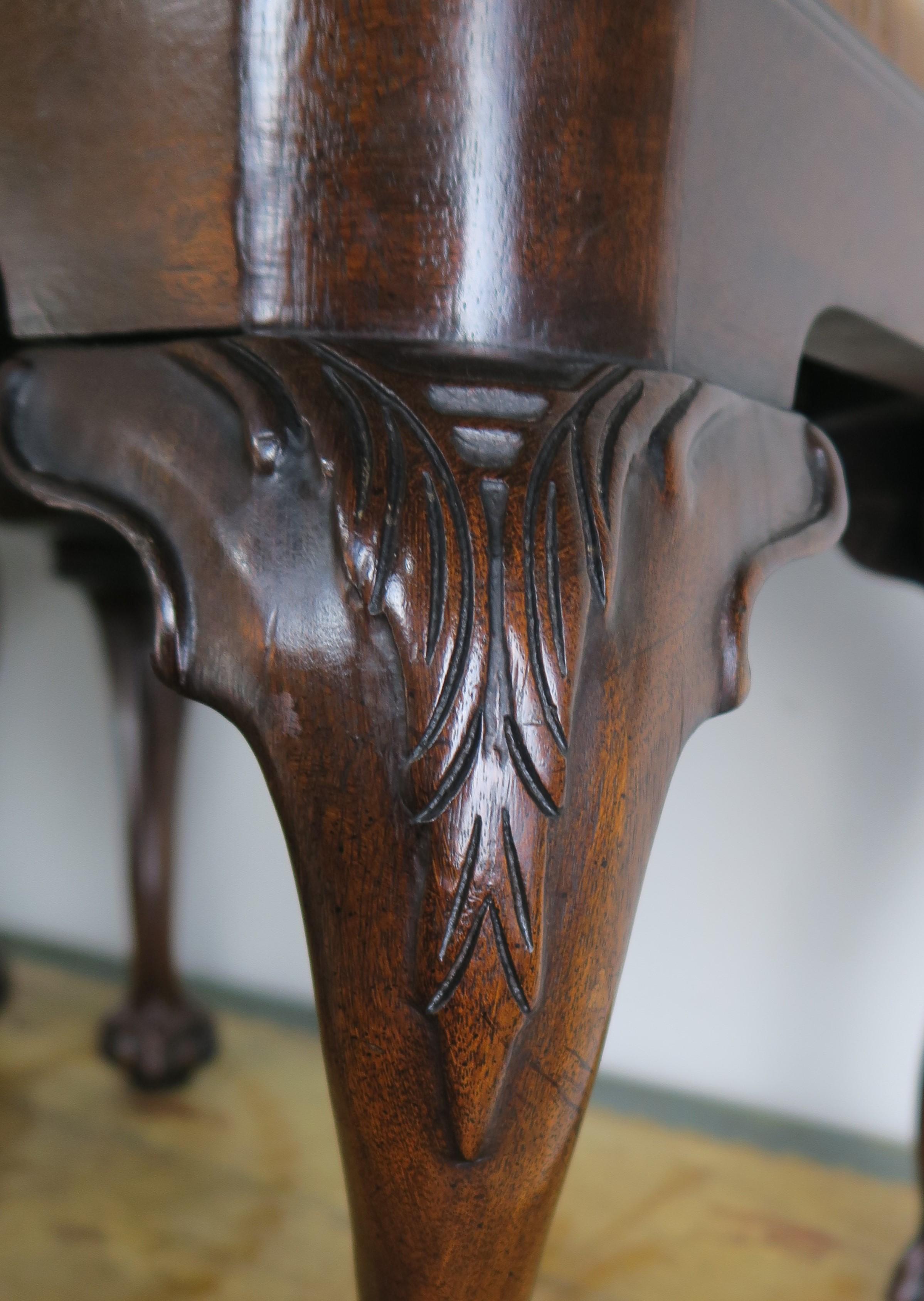 English Queen Anne Style Mahogany Leather Benches, Pair In Excellent Condition In Los Angeles, CA