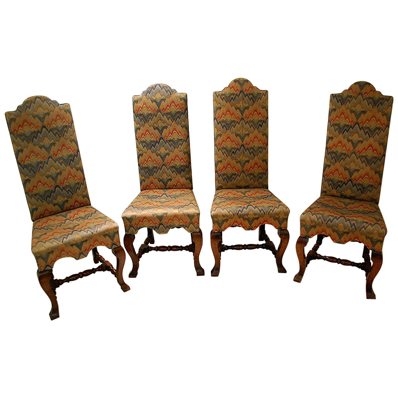 Englisches Set aus vier gepolsterten Beistellstühlen aus Nussbaumholz mit hoher Rückenlehne im Queen-Anne-Stil