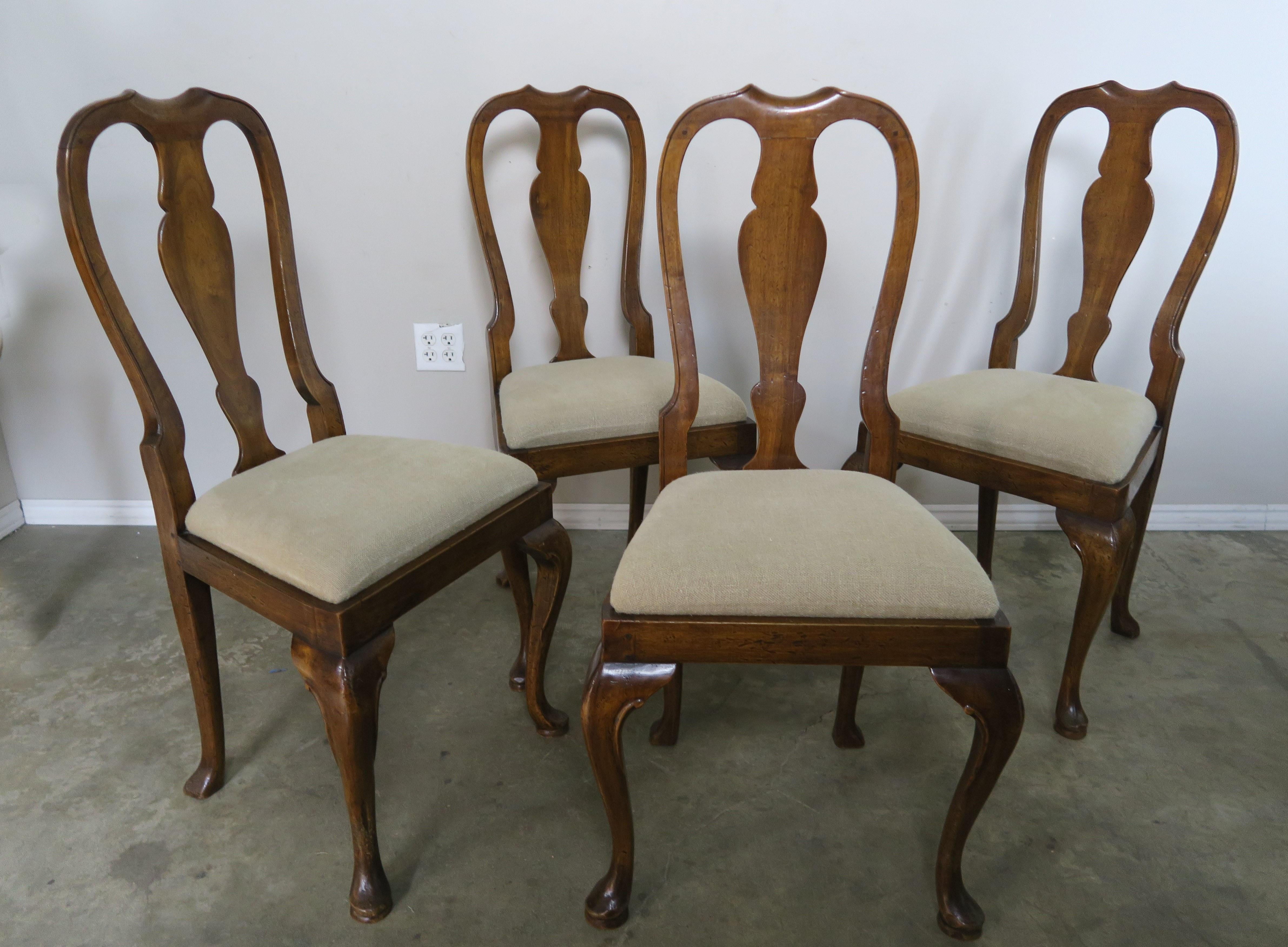 Set of 1920s four English Queen Anne style side chairs that are newly upholstered in Belgium linen upholstery.
Measure: S.H. 20.
