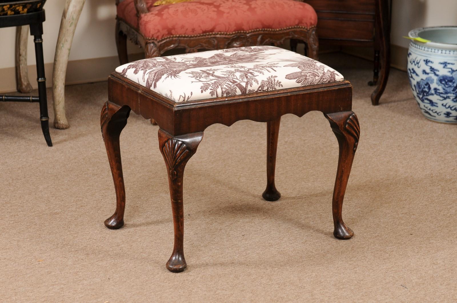 English Queen Anne Style Walnut Stool with Slip Seat, Early 20th Century In Good Condition For Sale In Atlanta, GA