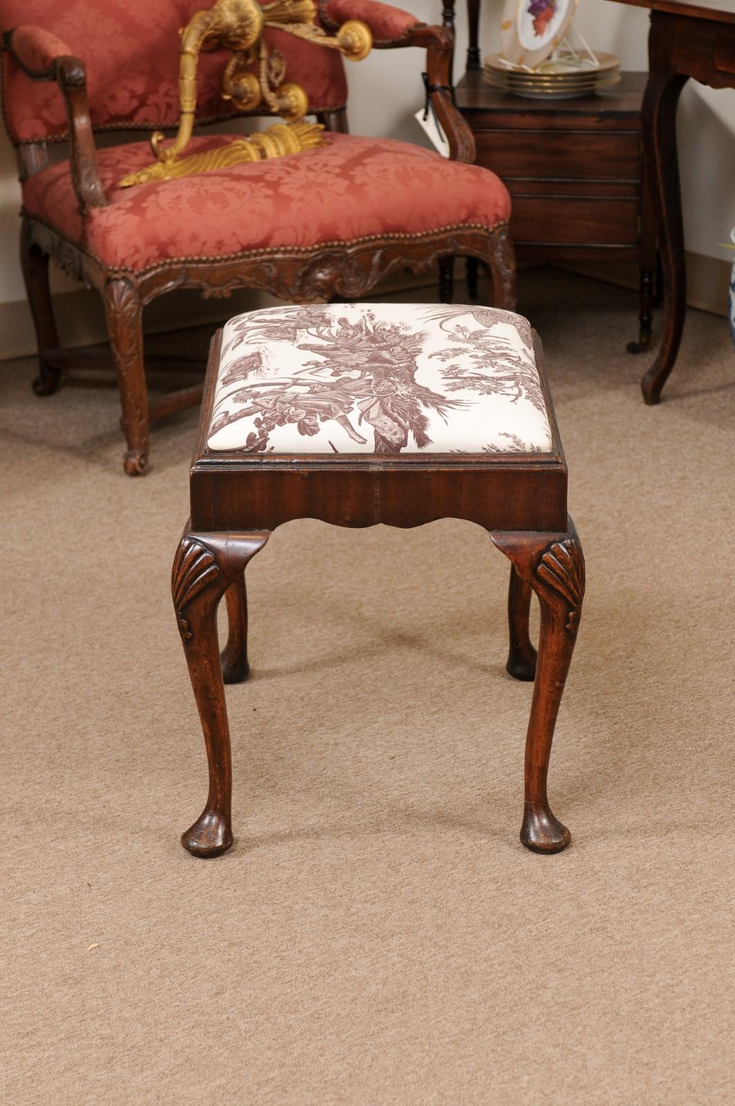 English Queen Anne Style Walnut Stool with Slip Seat, Early 20th Century For Sale 3