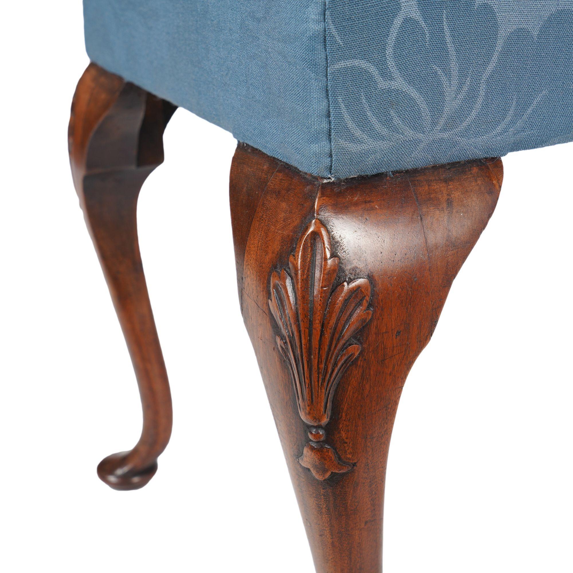 Englischer gepolsterter englischer Queen Anne-Hocker, um 1850 im Angebot 5