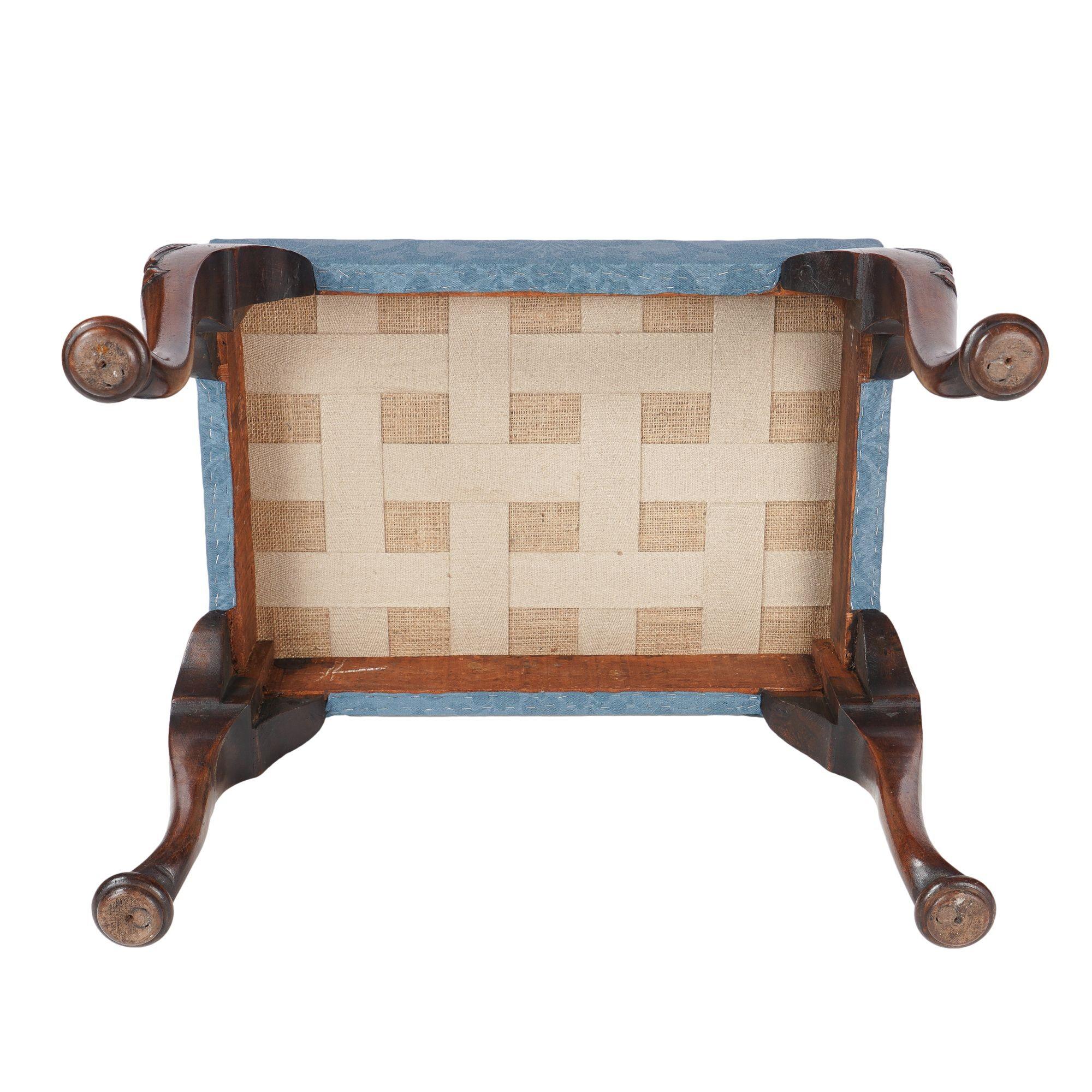 Englischer gepolsterter englischer Queen Anne-Hocker, um 1850 im Angebot 6